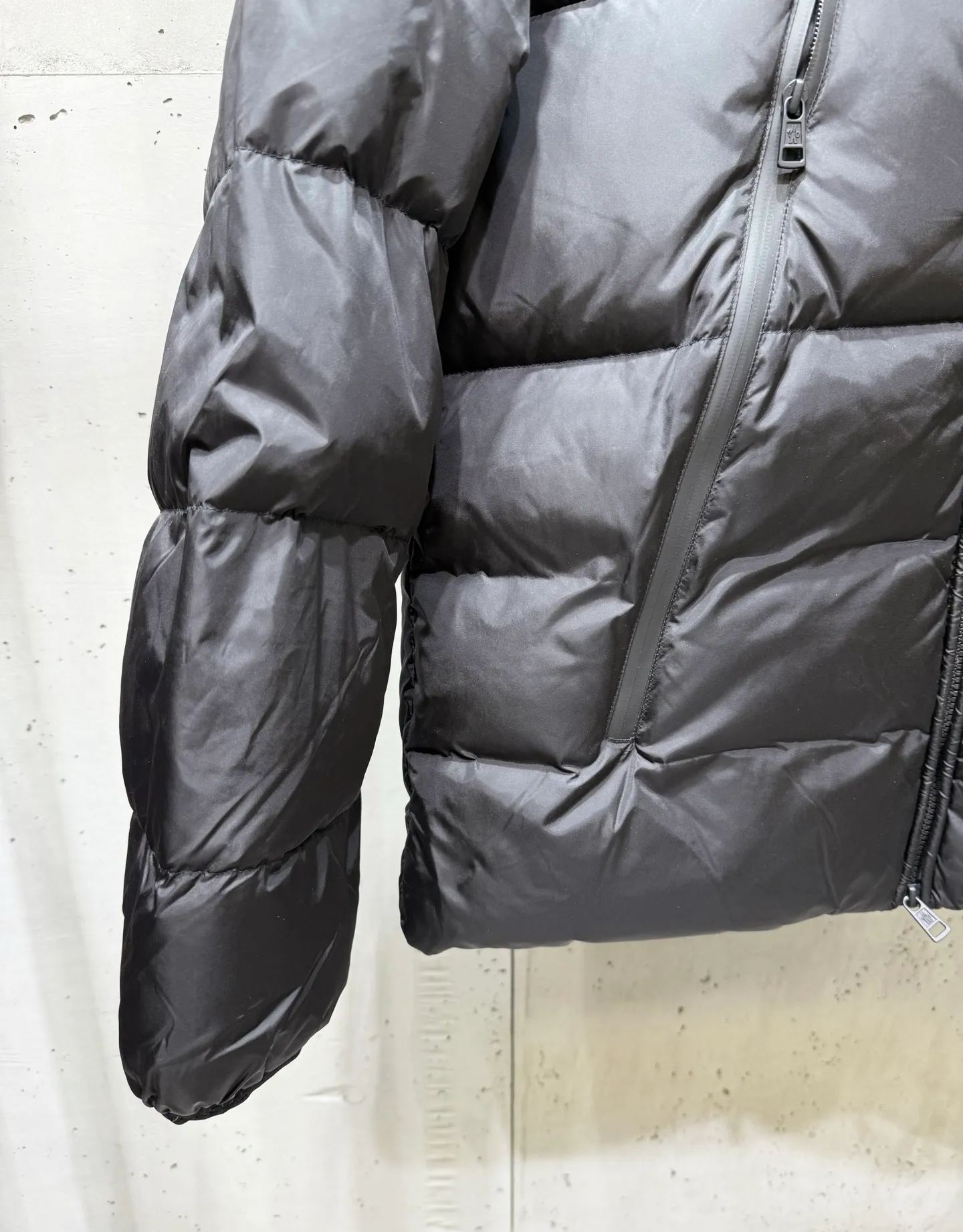 P800 Moncler down jacket with large webbing and embroidered letters, upgraded logo with induction anti-counterfeiting and the latest NFC anti-counterfeiting technology. Same style, filled with 90 white duck down fluffy and full, customer-supplied fabrics, original hardware molding, placket with large letters embroidered webbing, same style for men and women. Color code number: 1 2 3 4 5
