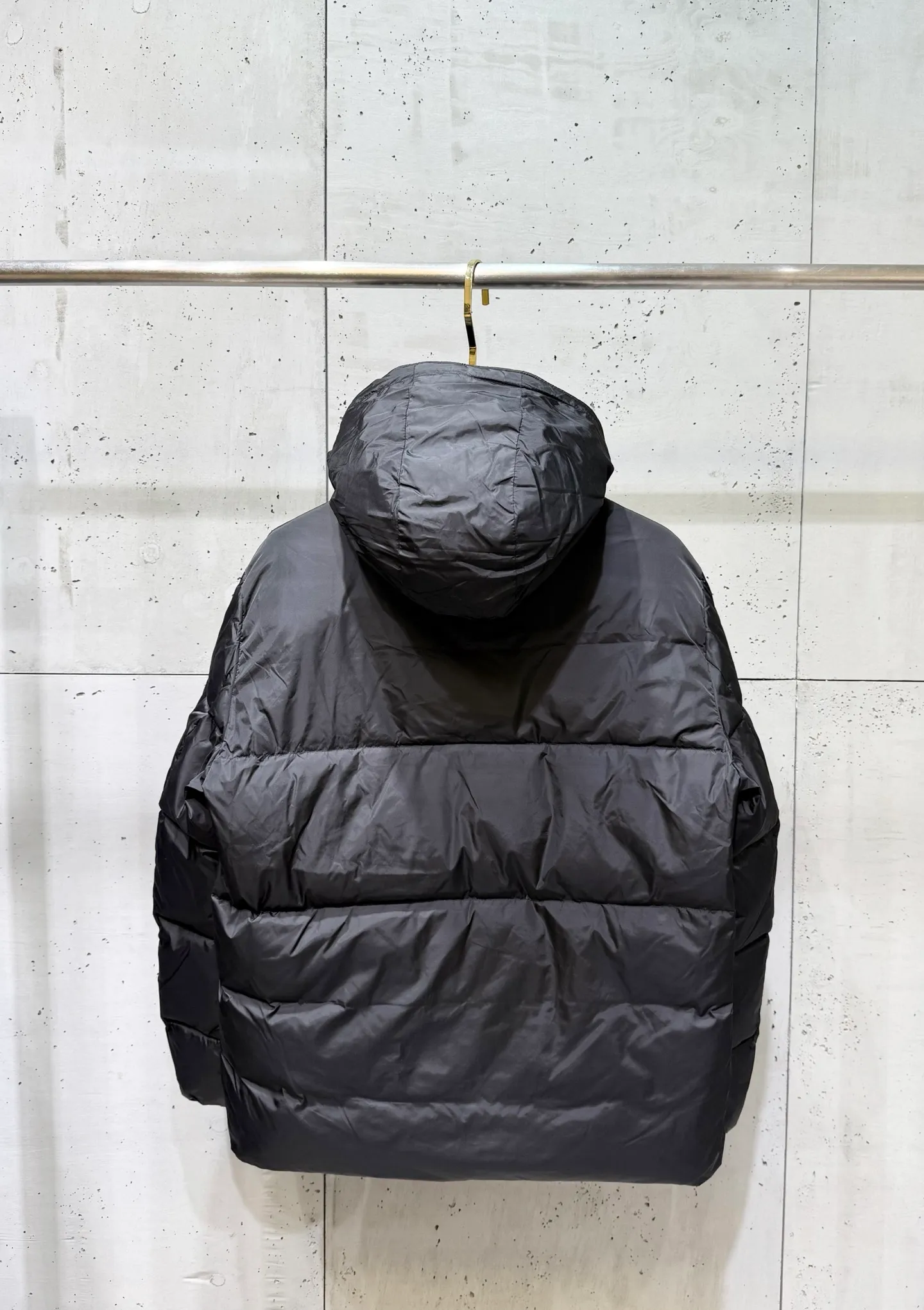 P800 Moncler down jacket with large webbing and embroidered letters, upgraded logo with induction anti-counterfeiting and the latest NFC anti-counterfeiting technology. Same style, filled with 90 white duck down fluffy and full, customer-supplied fabrics, original hardware molding, placket with large letters embroidered webbing, same style for men and women. Color code number: 1 2 3 4 5