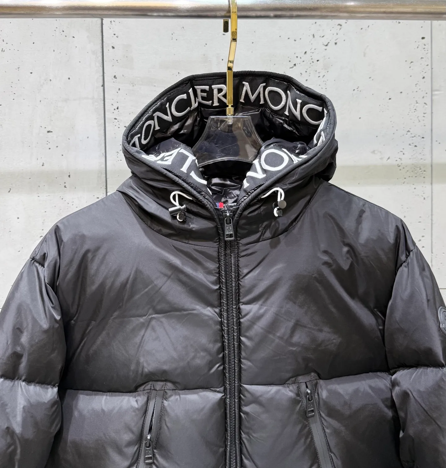 P800 Moncler down jacket with large webbing and embroidered letters, upgraded logo with induction anti-counterfeiting and the latest NFC anti-counterfeiting technology. Same style, filled with 90 white duck down fluffy and full, customer-supplied fabrics, original hardware molding, placket with large letters embroidered webbing, same style for men and women. Color code number: 1 2 3 4 5