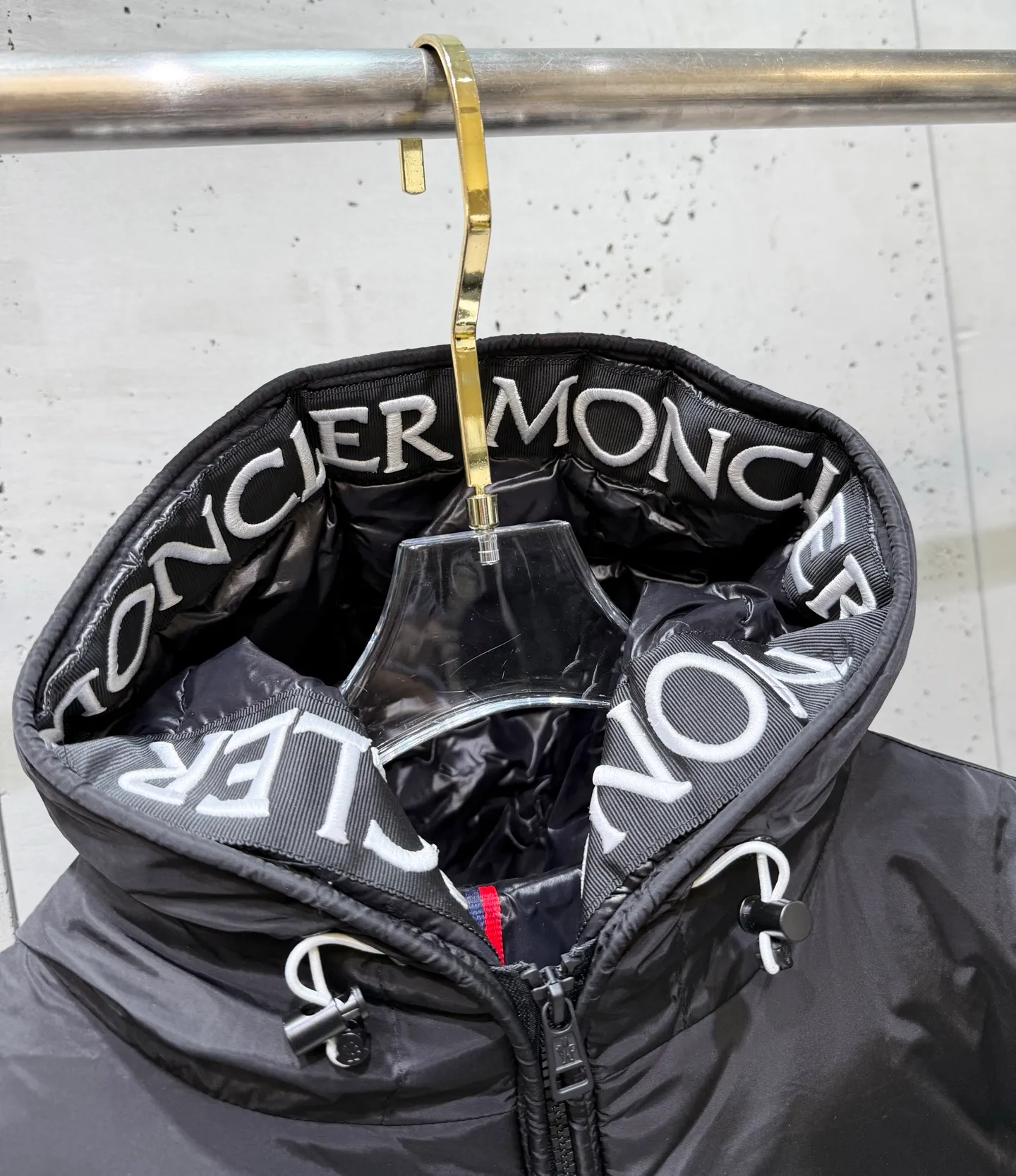 P800 Moncler down jacket with large webbing and embroidered letters, upgraded logo with induction anti-counterfeiting and the latest NFC anti-counterfeiting technology. Same style, filled with 90 white duck down fluffy and full, customer-supplied fabrics, original hardware molding, placket with large letters embroidered webbing, same style for men and women. Color code number: 1 2 3 4 5