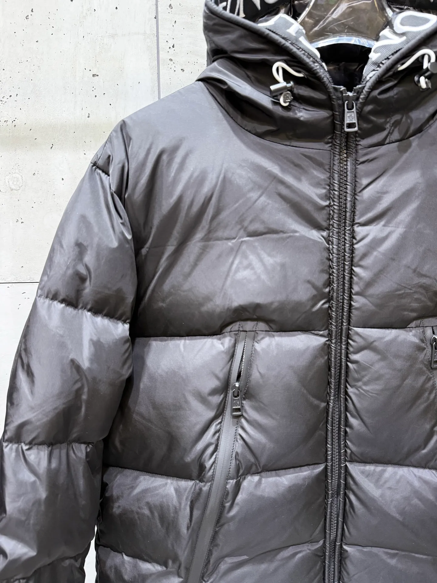 P800 Moncler down jacket with large webbing and embroidered letters, upgraded logo with induction anti-counterfeiting and the latest NFC anti-counterfeiting technology. Same style, filled with 90 white duck down fluffy and full, customer-supplied fabrics, original hardware molding, placket with large letters embroidered webbing, same style for men and women. Color code number: 1 2 3 4 5