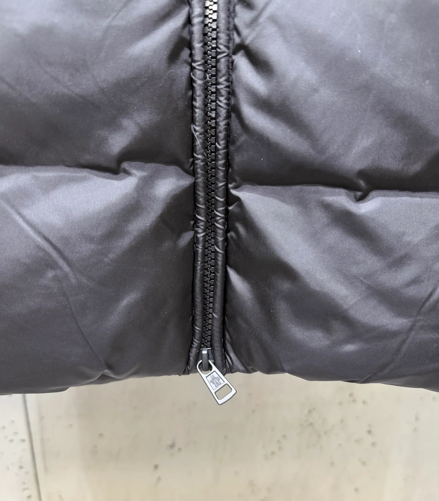 P800 Moncler down jacket with large webbing and embroidered letters, upgraded logo with induction anti-counterfeiting and the latest NFC anti-counterfeiting technology. Same style, filled with 90 white duck down fluffy and full, customer-supplied fabrics, original hardware molding, placket with large letters embroidered webbing, same style for men and women. Color code number: 1 2 3 4 5