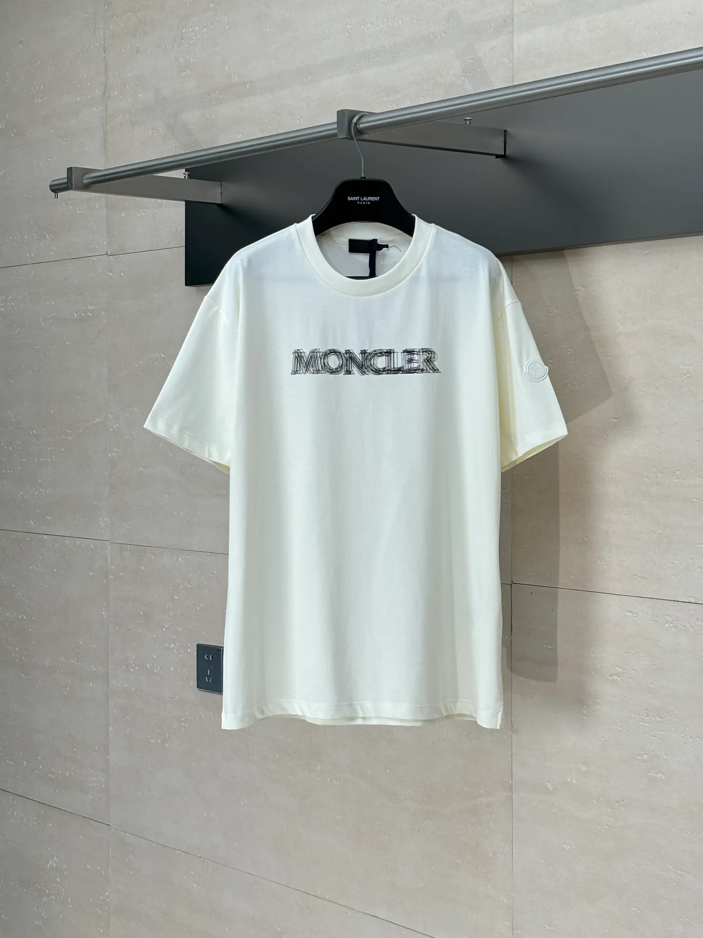P246 Moncler*/Muzzled 25Ss new star logo short-sleeved T-shirt. Customized exclusive mercerized densely spun cotton. Delicate and soft, comfortable and close to the skin. Pure black as the main color. Moncler logo printing is like stars, thick plate printing. Use a thick plate printing machine to convert the design pattern into a printable template. The pattern is printed layer by layer on the textile through pressure. The entire printing process requires 5 to 6 moldings.  Size：S/M/L