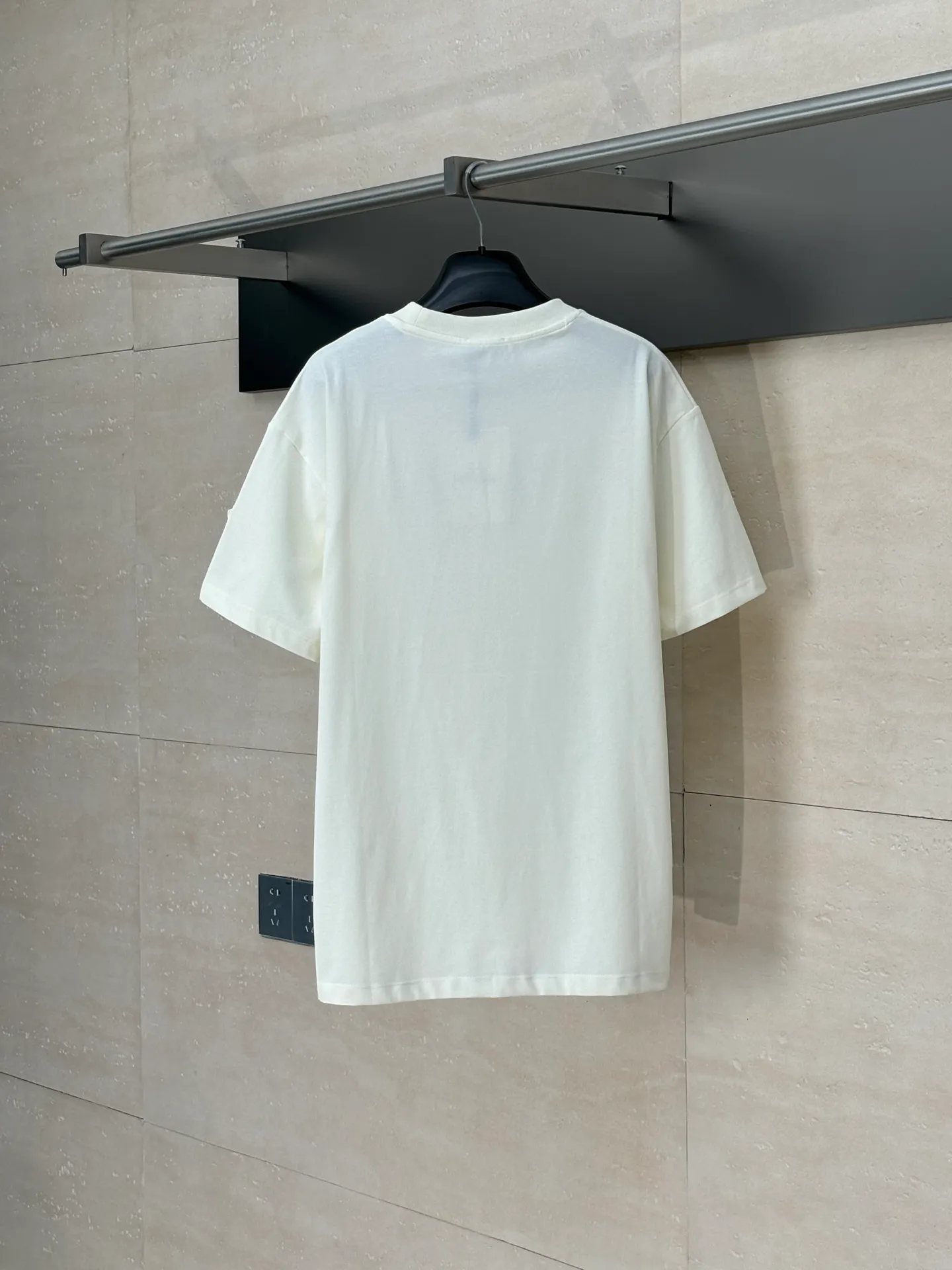 P246 Moncler*/Muzzled 25Ss new star logo short-sleeved T-shirt. Customized exclusive mercerized densely spun cotton. Delicate and soft, comfortable and close to the skin. Pure black as the main color. Moncler logo printing is like stars, thick plate printing. Use a thick plate printing machine to convert the design pattern into a printable template. The pattern is printed layer by layer on the textile through pressure. The entire printing process requires 5 to 6 moldings.  Size：S/M/L