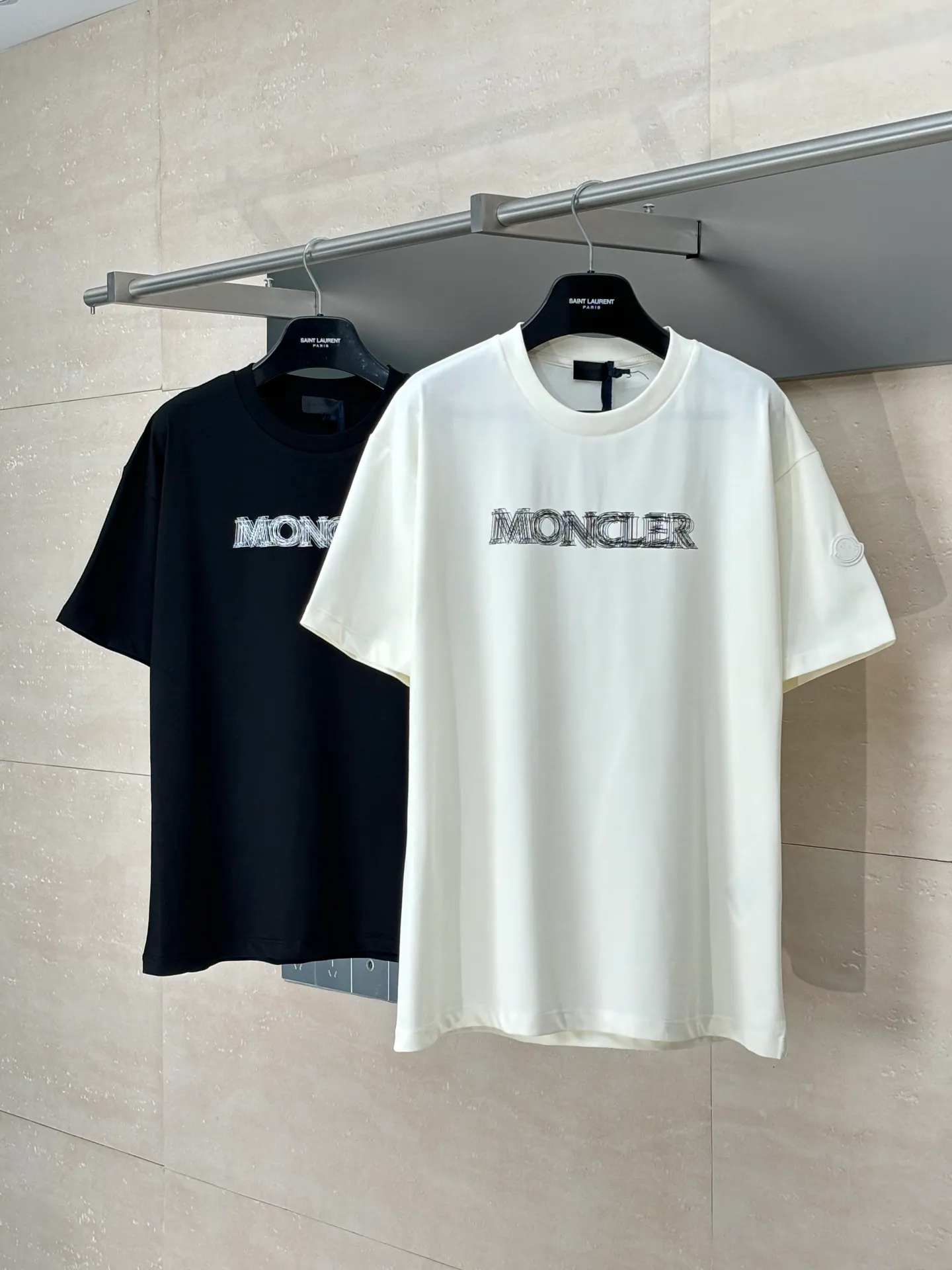 P246 Moncler*/Muzzled 25Ss new star logo short-sleeved T-shirt. Customized exclusive mercerized densely spun cotton. Delicate and soft, comfortable and close to the skin. Pure black as the main color. Moncler logo printing is like stars, thick plate printing. Use a thick plate printing machine to convert the design pattern into a printable template. The pattern is printed layer by layer on the textile through pressure. The entire printing process requires 5 to 6 moldings.  Size：S/M/L