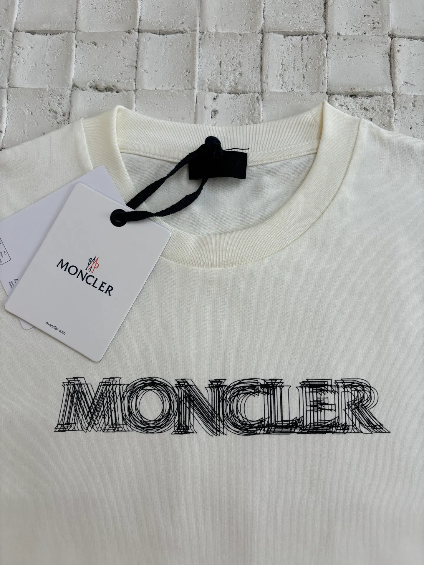 P246 Moncler*/Muzzled 25Ss new star logo short-sleeved T-shirt. Customized exclusive mercerized densely spun cotton. Delicate and soft, comfortable and close to the skin. Pure black as the main color. Moncler logo printing is like stars, thick plate printing. Use a thick plate printing machine to convert the design pattern into a printable template. The pattern is printed layer by layer on the textile through pressure. The entire printing process requires 5 to 6 moldings.  Size：S/M/L