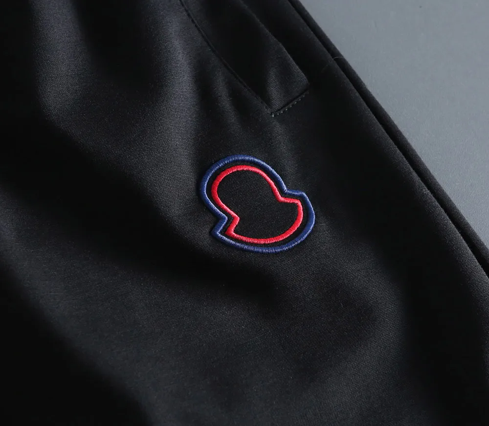 P210 🌸🌸 Moncler 2025 spring and summer new trousers [knitted trousers] feel comfortable to wear, low-key yet luxurious, very high-end, with pockets designed to be fashionable and high-end. Needless to say, the trousers style and tailoring needless to say, the upper body is exquisite and vivid. Really first-class and top-quality materials. Really top-level casual pants and elastic pants, of outstanding quality. After heavy washing, the trousers are very soft and not picky. The upper body is absolutely stylish. Extremely luxurious. Size:M-4XL