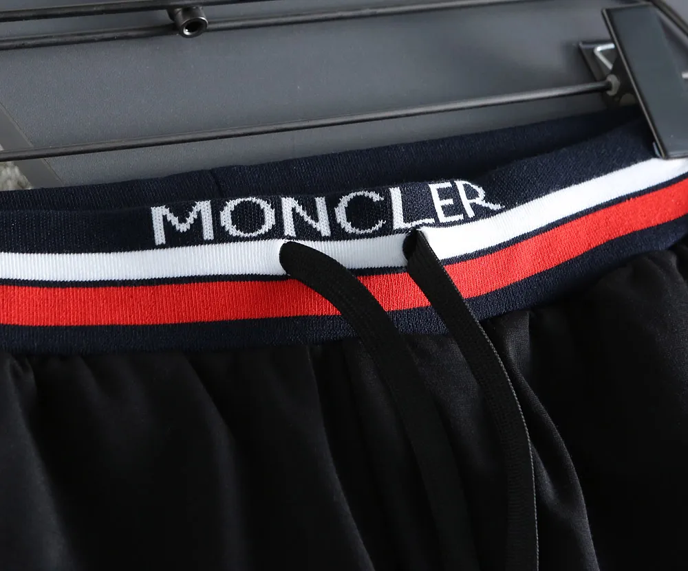 P210 🌸🌸 Moncler 2025 spring and summer new trousers [knitted trousers] feel comfortable to wear, low-key yet luxurious, very high-end, with pockets designed to be fashionable and high-end. Needless to say, the trousers style and tailoring needless to say, the upper body is exquisite and vivid. Really first-class and top-quality materials. Really top-level casual pants and elastic pants, of outstanding quality. After heavy washing, the trousers are very soft and not picky. The upper body is absolutely stylish. Extremely luxurious. Size:M-4XL