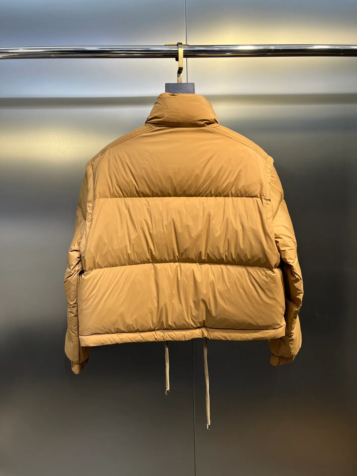 P1040 moncler🌟 Mouth-mounted new autumn and winter down jacket. Original custom-made hardware accessories are all imported and original customization. Welcome to compare. Absolutely high quality. Made of top 90 white goose down. Super soft. Filled with fluffy and full feathers. Super heavy work. Fabric workmanship and perfect pattern. Pay attention to the fabric is super comfortable. Exclusive model. Non-market product. Women's size. Size: 1234
