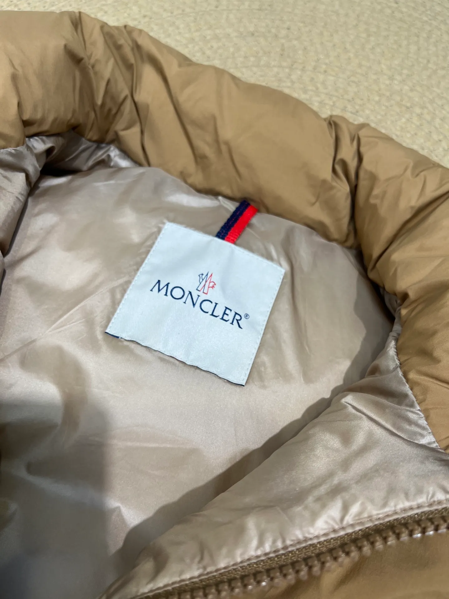 P1040 moncler🌟 Mouth-mounted new autumn and winter down jacket. Original custom-made hardware accessories are all imported and original customization. Welcome to compare. Absolutely high quality. Made of top 90 white goose down. Super soft. Filled with fluffy and full feathers. Super heavy work. Fabric workmanship and perfect pattern. Pay attention to the fabric is super comfortable. Exclusive model. Non-market product. Women's size. Size: 1234