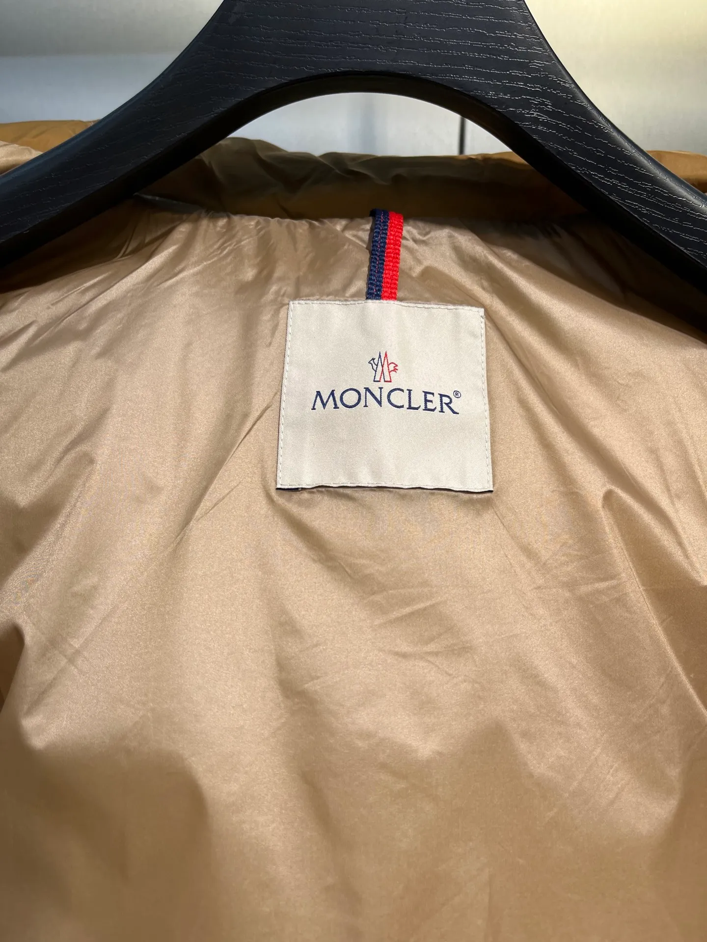 P1040 moncler🌟 Mouth-mounted new autumn and winter down jacket. Original custom-made hardware accessories are all imported and original customization. Welcome to compare. Absolutely high quality. Made of top 90 white goose down. Super soft. Filled with fluffy and full feathers. Super heavy work. Fabric workmanship and perfect pattern. Pay attention to the fabric is super comfortable. Exclusive model. Non-market product. Women's size. Size: 1234