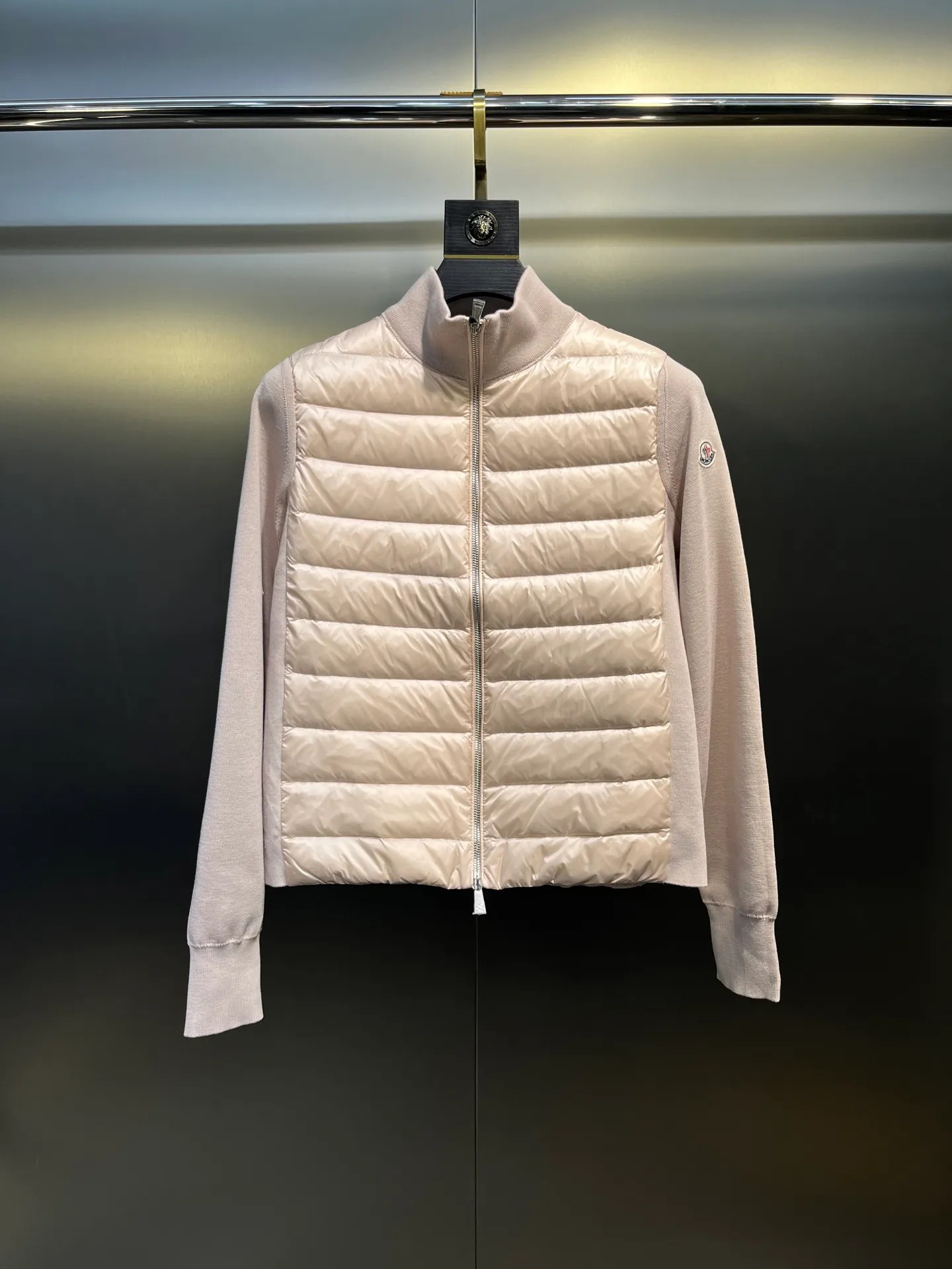 P840 moncler Premium 🌟 Down Knitted Moncler Thin Knitted Stand Collar | Down Jacket The ultimate inner wear item in winter!!! Several sweaters with down are released at this time of year. In fact, the evergreen style of sweaters and down is a basic style. It can be worn alone or layered, which will give it a more layered look!!! The front is down, and the back and two sleeves are made of wool blended fabrics. The soft and delicate knitted feel is not irritating at all! The texture is amazing, the velvet is large, delicate and stemless, and full of fluffiness! It has enough filling, and its thermal insulation performance is not to mention!!! It is windproof and warm, eliminating any possibility of velvet running. It feels silky and smooth, and the stiffness is also very good. The upper body will not look bloated. It is an evergreen model with a spliced ​​design! Color: white, black, lotus root pink Size: 1234