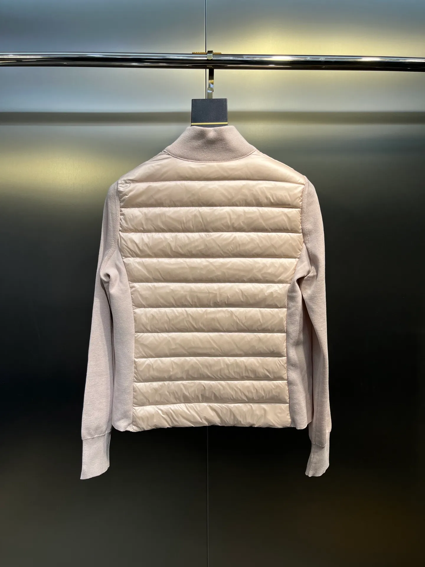 P840 moncler Premium 🌟 Down Knitted Moncler Thin Knitted Stand Collar | Down Jacket The ultimate inner wear item in winter!!! Several sweaters with down are released at this time of year. In fact, the evergreen style of sweaters and down is a basic style. It can be worn alone or layered, which will give it a more layered look!!! The front is down, and the back and two sleeves are made of wool blended fabrics. The soft and delicate knitted feel is not irritating at all! The texture is amazing, the velvet is large, delicate and stemless, and full of fluffiness! It has enough filling, and its thermal insulation performance is not to mention!!! It is windproof and warm, eliminating any possibility of velvet running. It feels silky and smooth, and the stiffness is also very good. The upper body will not look bloated. It is an evergreen model with a spliced ​​design! Color: white, black, lotus root pink Size: 1234