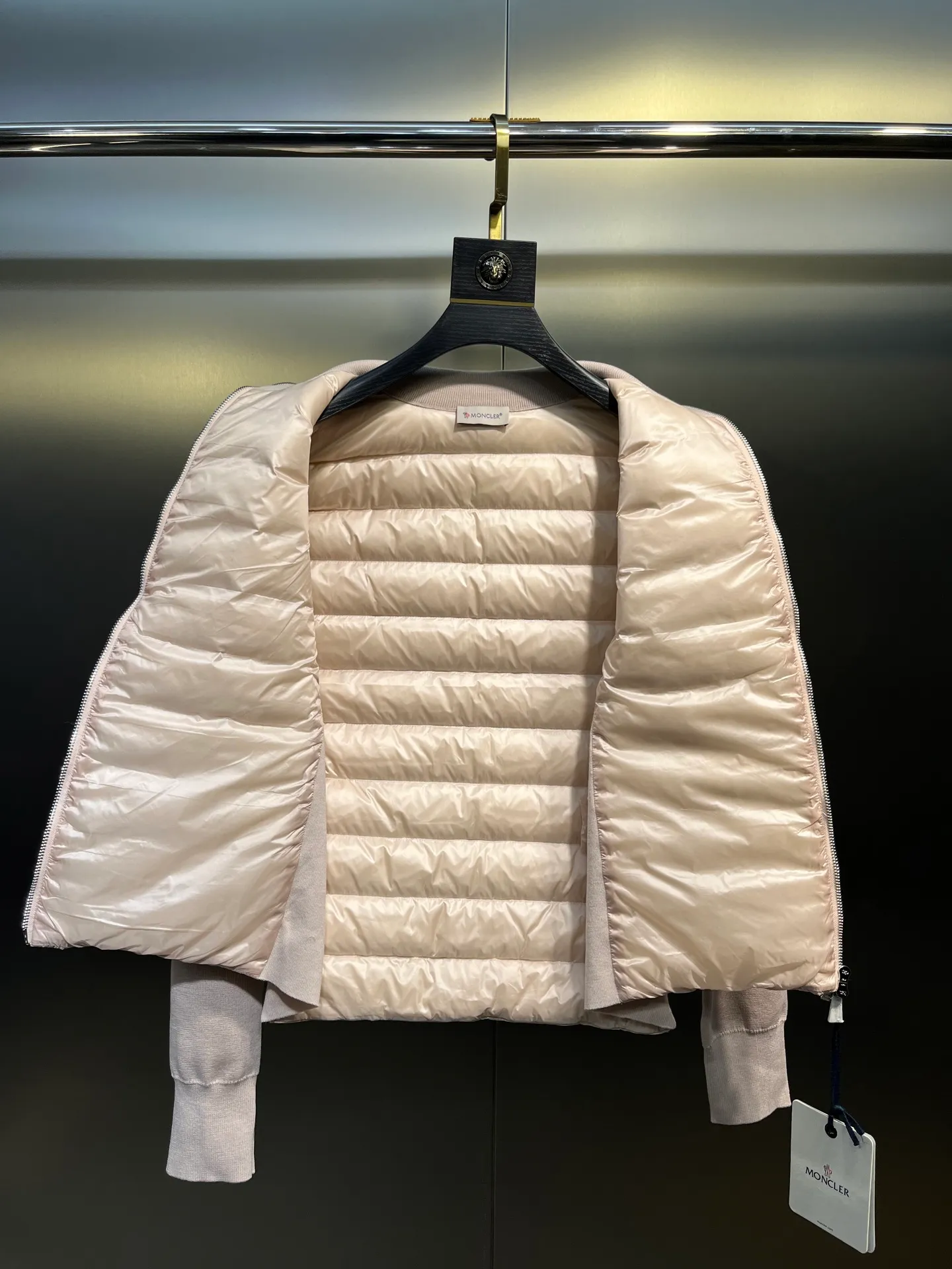 P840 moncler Premium 🌟 Down Knitted Moncler Thin Knitted Stand Collar | Down Jacket The ultimate inner wear item in winter!!! Several sweaters with down are released at this time of year. In fact, the evergreen style of sweaters and down is a basic style. It can be worn alone or layered, which will give it a more layered look!!! The front is down, and the back and two sleeves are made of wool blended fabrics. The soft and delicate knitted feel is not irritating at all! The texture is amazing, the velvet is large, delicate and stemless, and full of fluffiness! It has enough filling, and its thermal insulation performance is not to mention!!! It is windproof and warm, eliminating any possibility of velvet running. It feels silky and smooth, and the stiffness is also very good. The upper body will not look bloated. It is an evergreen model with a spliced ​​design! Color: white, black, lotus root pink Size: 1234