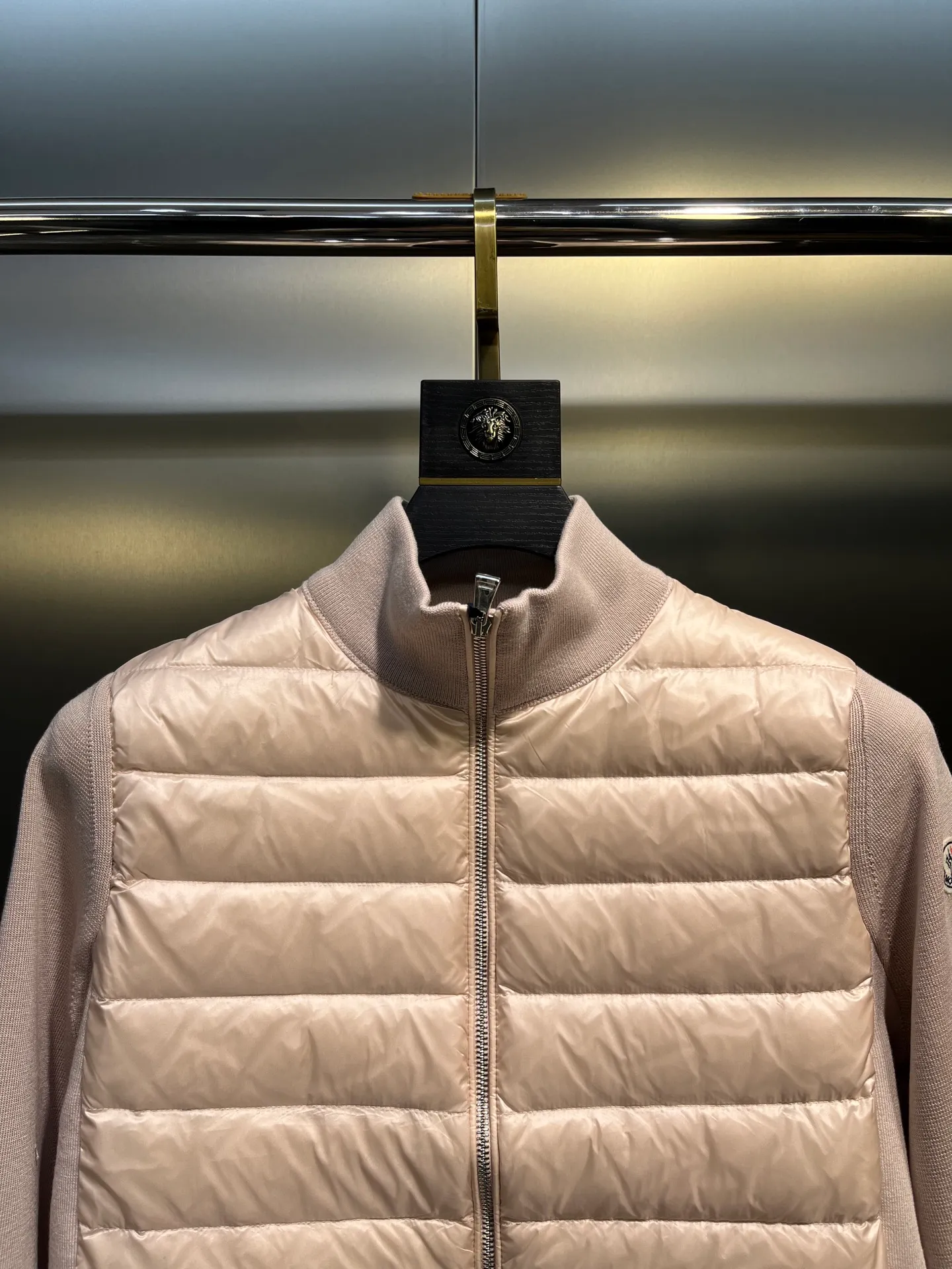 P840 moncler Premium 🌟 Down Knitted Moncler Thin Knitted Stand Collar | Down Jacket The ultimate inner wear item in winter!!! Several sweaters with down are released at this time of year. In fact, the evergreen style of sweaters and down is a basic style. It can be worn alone or layered, which will give it a more layered look!!! The front is down, and the back and two sleeves are made of wool blended fabrics. The soft and delicate knitted feel is not irritating at all! The texture is amazing, the velvet is large, delicate and stemless, and full of fluffiness! It has enough filling, and its thermal insulation performance is not to mention!!! It is windproof and warm, eliminating any possibility of velvet running. It feels silky and smooth, and the stiffness is also very good. The upper body will not look bloated. It is an evergreen model with a spliced ​​design! Color: white, black, lotus root pink Size: 1234