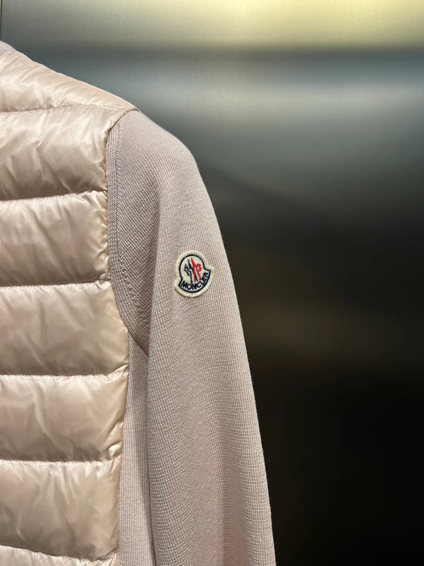 P840 moncler Premium 🌟 Down Knitted Moncler Thin Knitted Stand Collar | Down Jacket The ultimate inner wear item in winter!!! Several sweaters with down are released at this time of year. In fact, the evergreen style of sweaters and down is a basic style. It can be worn alone or layered, which will give it a more layered look!!! The front is down, and the back and two sleeves are made of wool blended fabrics. The soft and delicate knitted feel is not irritating at all! The texture is amazing, the velvet is large, delicate and stemless, and full of fluffiness! It has enough filling, and its thermal insulation performance is not to mention!!! It is windproof and warm, eliminating any possibility of velvet running. It feels silky and smooth, and the stiffness is also very good. The upper body will not look bloated. It is an evergreen model with a spliced ​​design! Color: white, black, lotus root pink Size: 1234