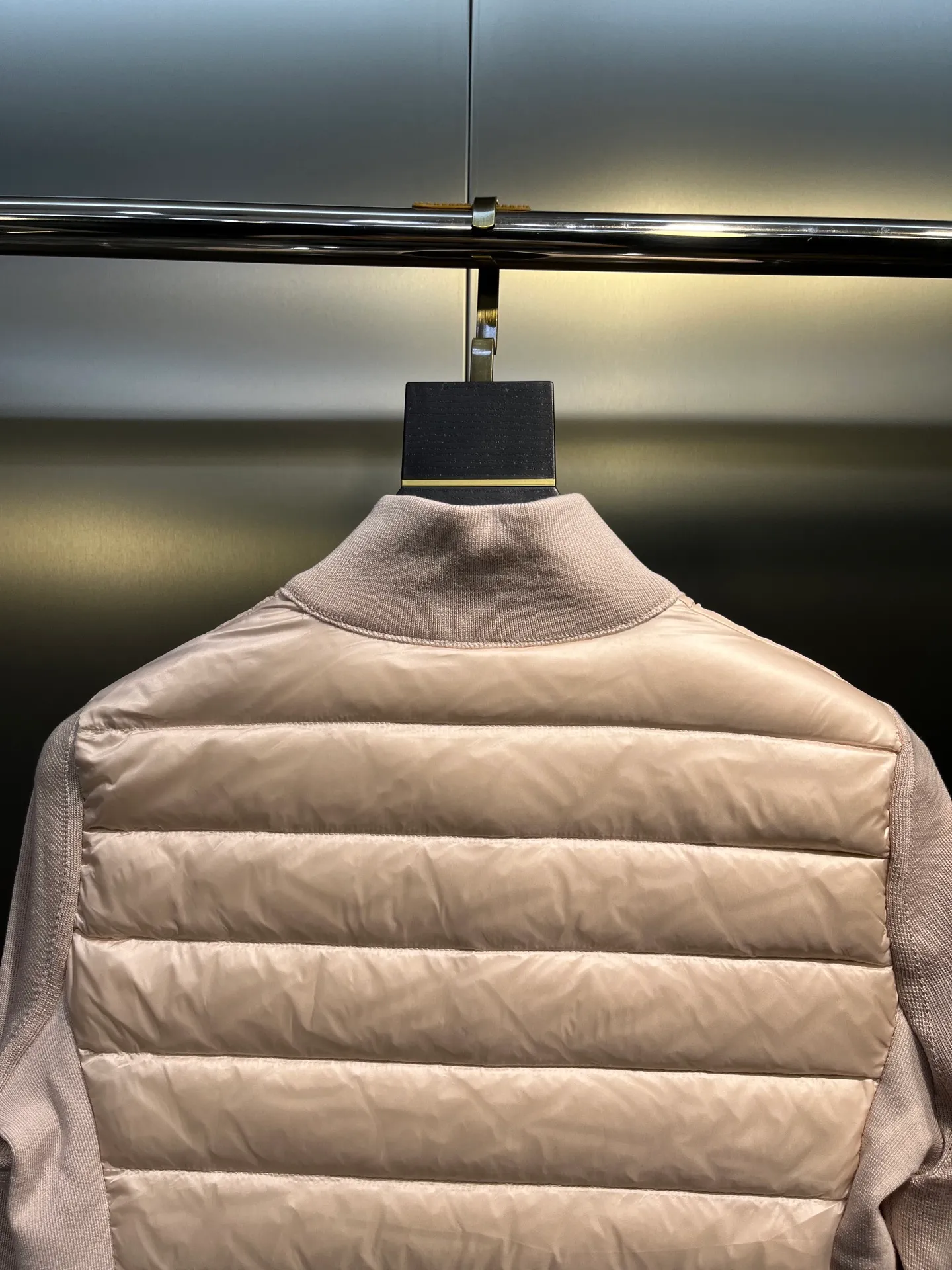 P840 moncler Premium 🌟 Down Knitted Moncler Thin Knitted Stand Collar | Down Jacket The ultimate inner wear item in winter!!! Several sweaters with down are released at this time of year. In fact, the evergreen style of sweaters and down is a basic style. It can be worn alone or layered, which will give it a more layered look!!! The front is down, and the back and two sleeves are made of wool blended fabrics. The soft and delicate knitted feel is not irritating at all! The texture is amazing, the velvet is large, delicate and stemless, and full of fluffiness! It has enough filling, and its thermal insulation performance is not to mention!!! It is windproof and warm, eliminating any possibility of velvet running. It feels silky and smooth, and the stiffness is also very good. The upper body will not look bloated. It is an evergreen model with a spliced ​​design! Color: white, black, lotus root pink Size: 1234