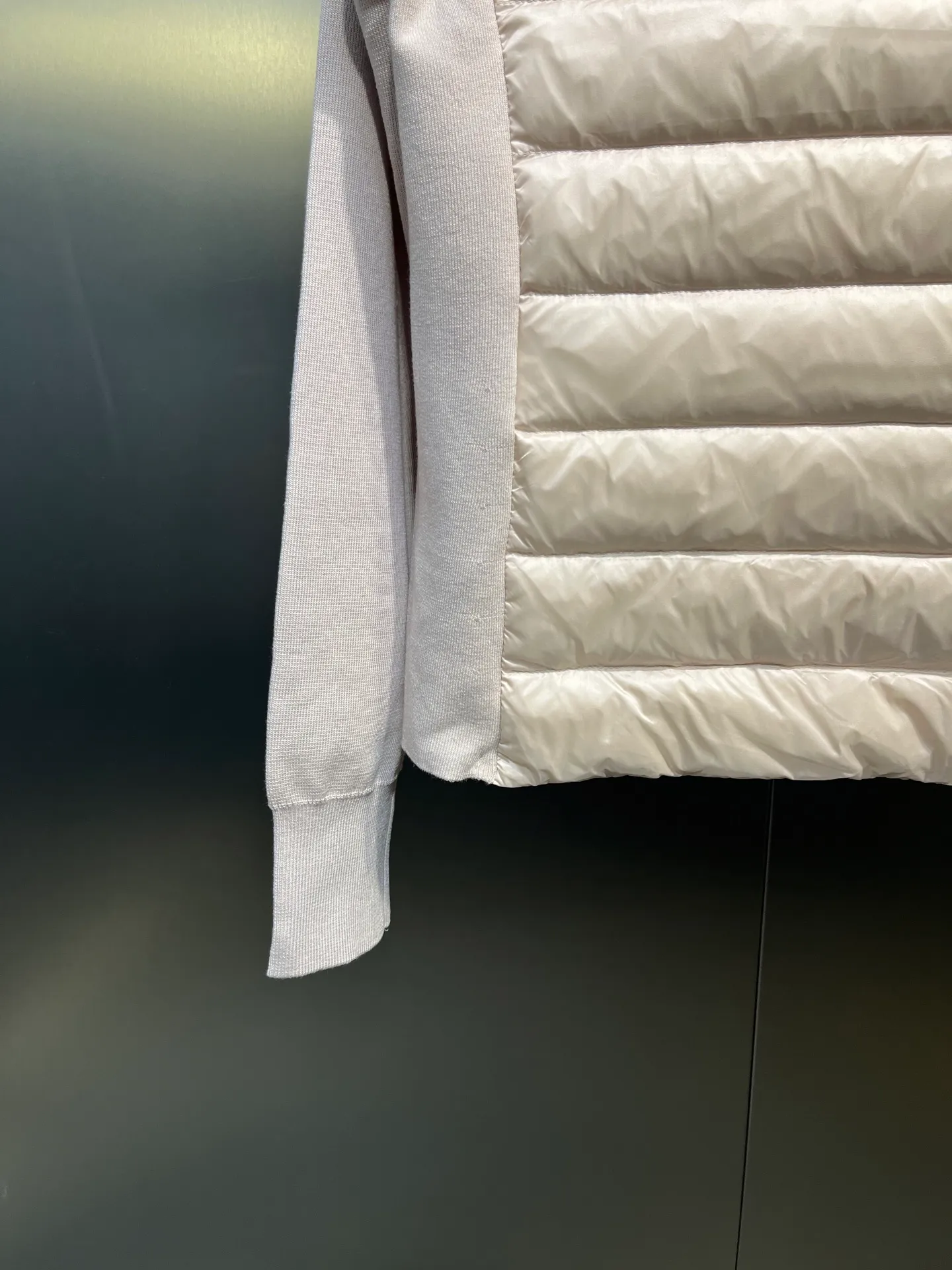 P840 moncler Premium 🌟 Down Knitted Moncler Thin Knitted Stand Collar | Down Jacket The ultimate inner wear item in winter!!! Several sweaters with down are released at this time of year. In fact, the evergreen style of sweaters and down is a basic style. It can be worn alone or layered, which will give it a more layered look!!! The front is down, and the back and two sleeves are made of wool blended fabrics. The soft and delicate knitted feel is not irritating at all! The texture is amazing, the velvet is large, delicate and stemless, and full of fluffiness! It has enough filling, and its thermal insulation performance is not to mention!!! It is windproof and warm, eliminating any possibility of velvet running. It feels silky and smooth, and the stiffness is also very good. The upper body will not look bloated. It is an evergreen model with a spliced ​​design! Color: white, black, lotus root pink Size: 1234