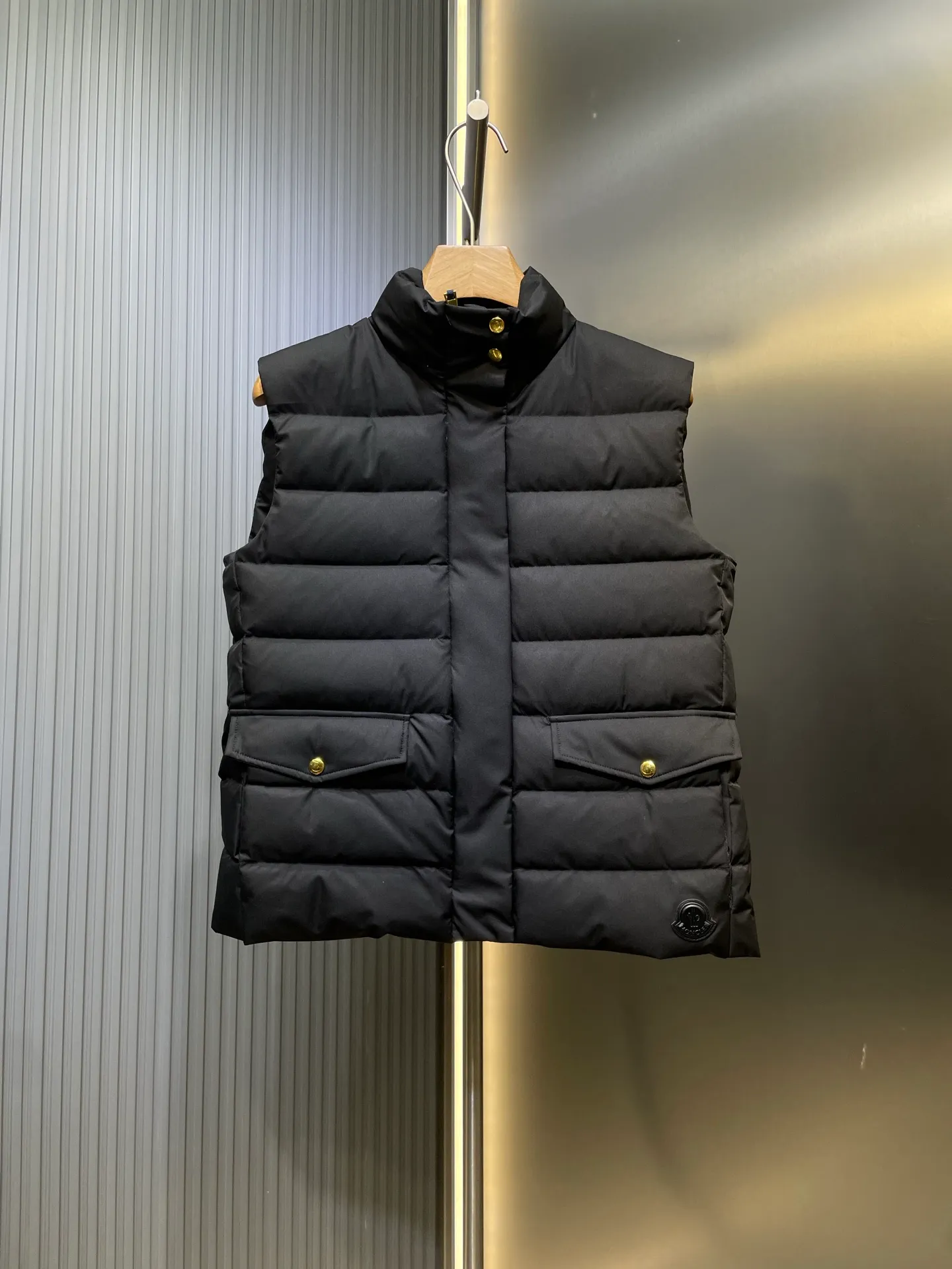 P610 moncler🌟 Original customized hardware accessories are all imported and original customized. Welcome to compare. Absolutely high quality. Use top-grade 95 white duck down. Super soft. Full and fluffy. Super heavy work. Fabric workmanship. Perfect version. Pay attention to the fabric. Super comfortable. Exclusive model. Non-market product. Same style for men and women. Size: s m l