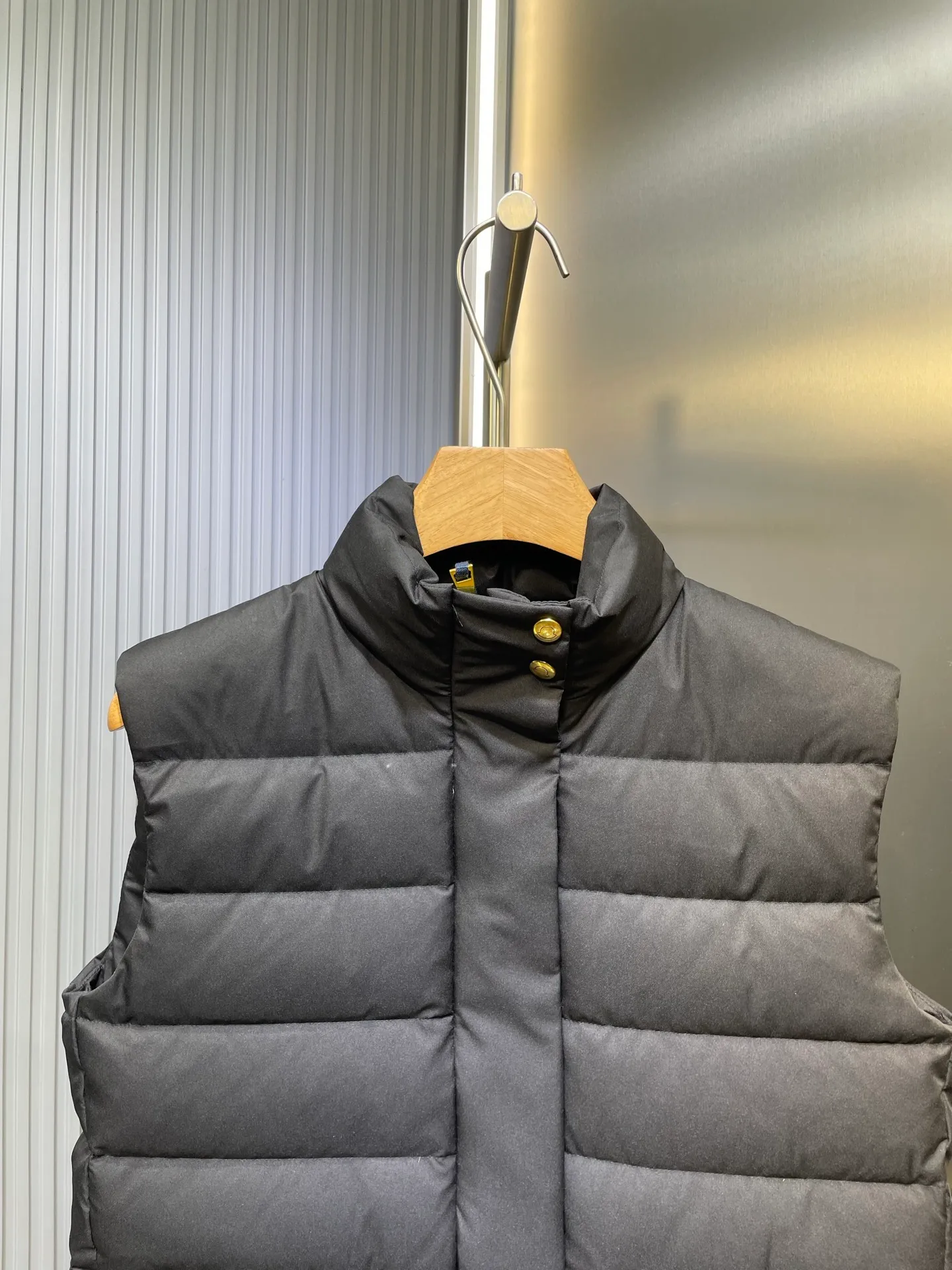 P610 moncler🌟 Original customized hardware accessories are all imported and original customized. Welcome to compare. Absolutely high quality. Use top-grade 95 white duck down. Super soft. Full and fluffy. Super heavy work. Fabric workmanship. Perfect version. Pay attention to the fabric. Super comfortable. Exclusive model. Non-market product. Same style for men and women. Size: s m l