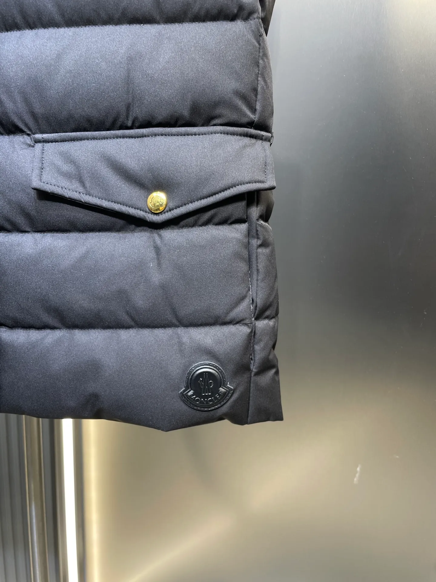 P610 moncler🌟 Original customized hardware accessories are all imported and original customized. Welcome to compare. Absolutely high quality. Use top-grade 95 white duck down. Super soft. Full and fluffy. Super heavy work. Fabric workmanship. Perfect version. Pay attention to the fabric. Super comfortable. Exclusive model. Non-market product. Same style for men and women. Size: s m l