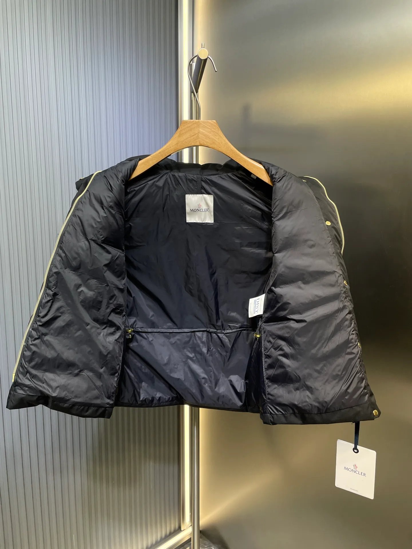 P610 moncler🌟 Original customized hardware accessories are all imported and original customized. Welcome to compare. Absolutely high quality. Use top-grade 95 white duck down. Super soft. Full and fluffy. Super heavy work. Fabric workmanship. Perfect version. Pay attention to the fabric. Super comfortable. Exclusive model. Non-market product. Same style for men and women. Size: s m l