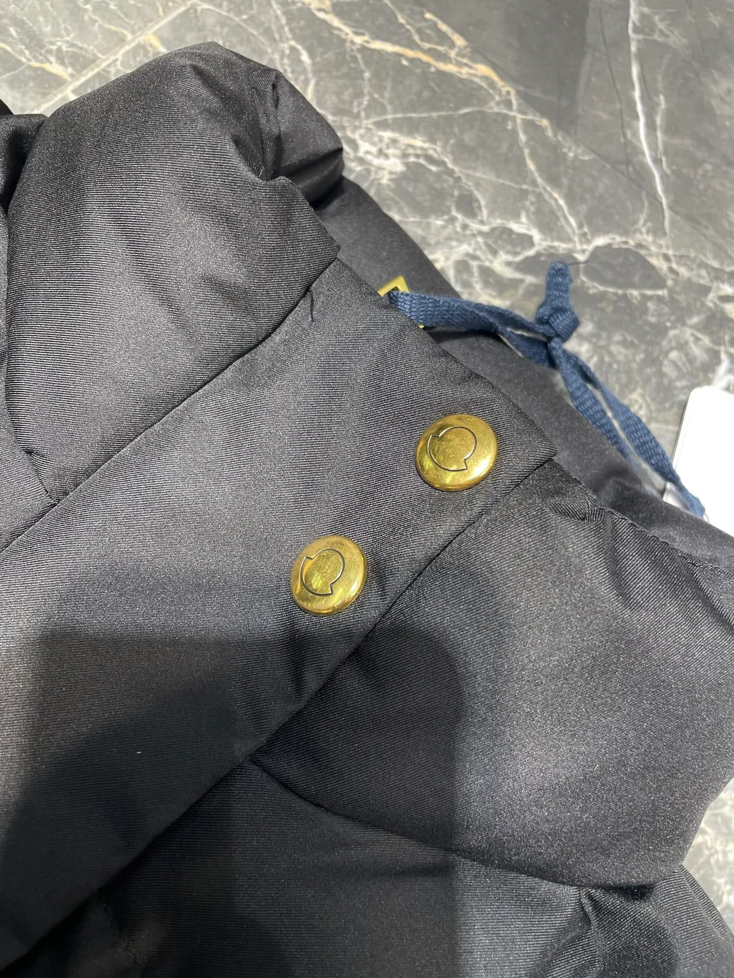 P610 moncler🌟 Original customized hardware accessories are all imported and original customized. Welcome to compare. Absolutely high quality. Use top-grade 95 white duck down. Super soft. Full and fluffy. Super heavy work. Fabric workmanship. Perfect version. Pay attention to the fabric. Super comfortable. Exclusive model. Non-market product. Same style for men and women. Size: s m l