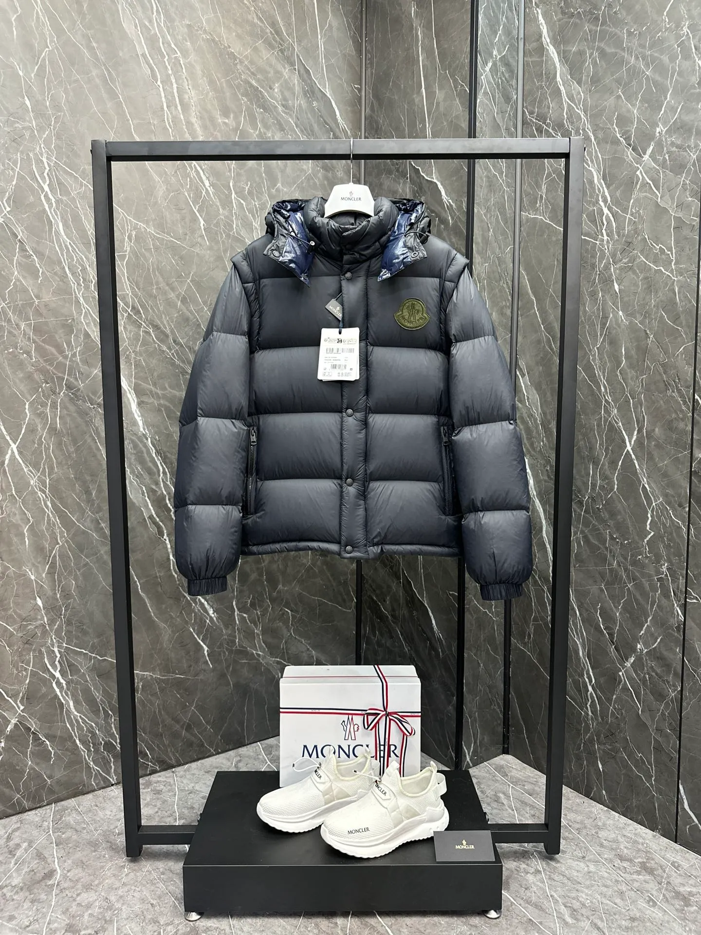 P860 Moncler Cyclone 2-in-1 down jacket. ⚠️Goose down filling, small size filling 320g➕, easy to wear in winter in one piece. Convertible/jacket/hooded vest/stand collar vest/hooded down jacket. The Cyclone down jacket comes with detachable sleeves and can be worn as a vest or jacket.  The Cyclone down jacket is a modern take on the classic silhouette of the 1980s, with a new, simple silhouette. This short down jacket is made from nylon and features easily removable sleeves, allowing you to convert the jacket into a vest. A removable hood and contrast lining complete the design. Details • Made of nylon fabric • Nylon laqué lining • Filled with down • Detachable hood and sleeves • Zipper and snap closure • Zipper pockets • Elastic cuffs • Elastic drawstring hem Size: 1-5 Dark Navy Chocolate 2 colors in Couple size.