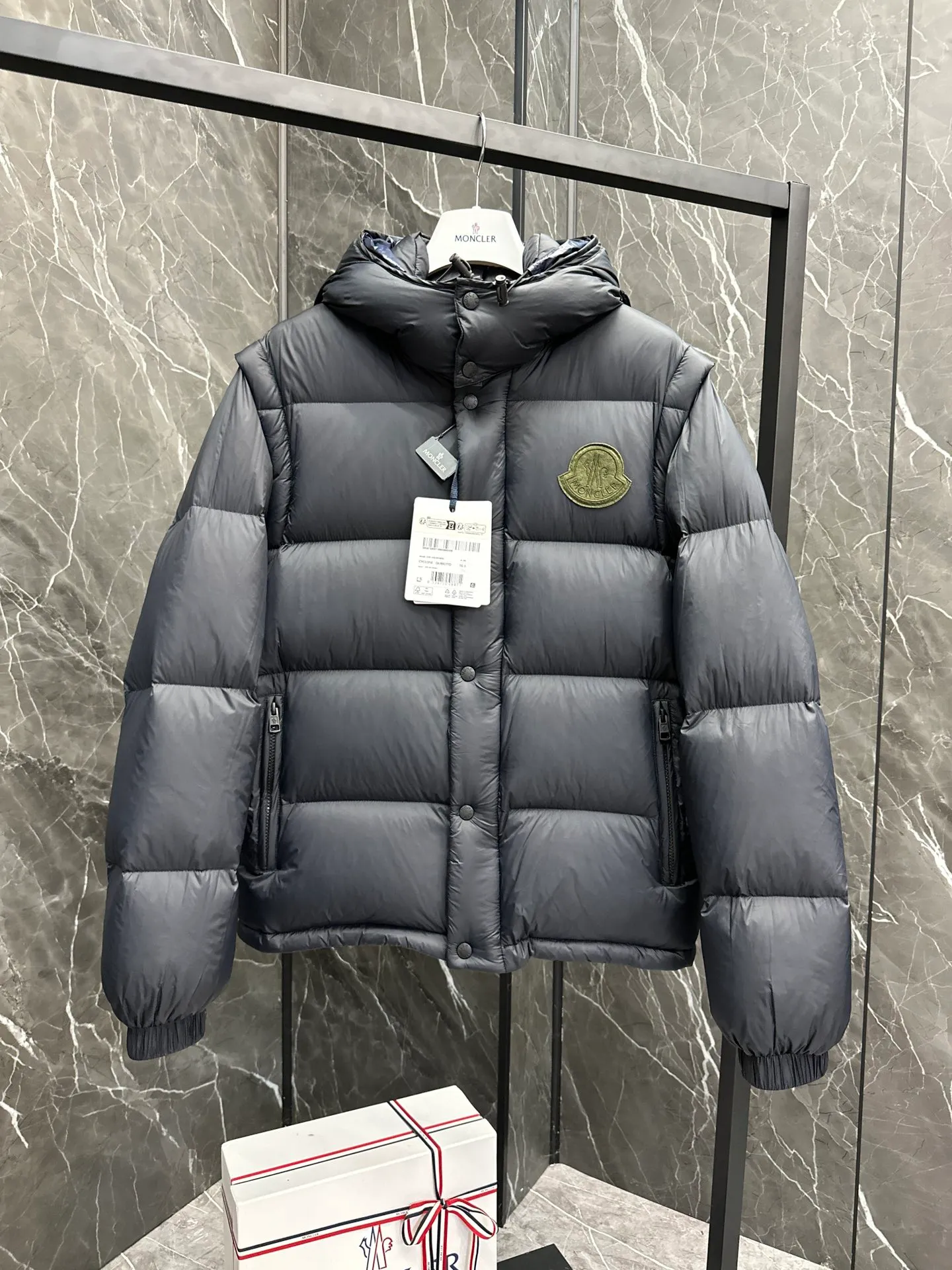 P860 Moncler Cyclone 2-in-1 down jacket. ⚠️Goose down filling, small size filling 320g➕, easy to wear in winter in one piece. Convertible/jacket/hooded vest/stand collar vest/hooded down jacket. The Cyclone down jacket comes with detachable sleeves and can be worn as a vest or jacket.  The Cyclone down jacket is a modern take on the classic silhouette of the 1980s, with a new, simple silhouette. This short down jacket is made from nylon and features easily removable sleeves, allowing you to convert the jacket into a vest. A removable hood and contrast lining complete the design. Details • Made of nylon fabric • Nylon laqué lining • Filled with down • Detachable hood and sleeves • Zipper and snap closure • Zipper pockets • Elastic cuffs • Elastic drawstring hem Size: 1-5 Dark Navy Chocolate 2 colors in Couple size.