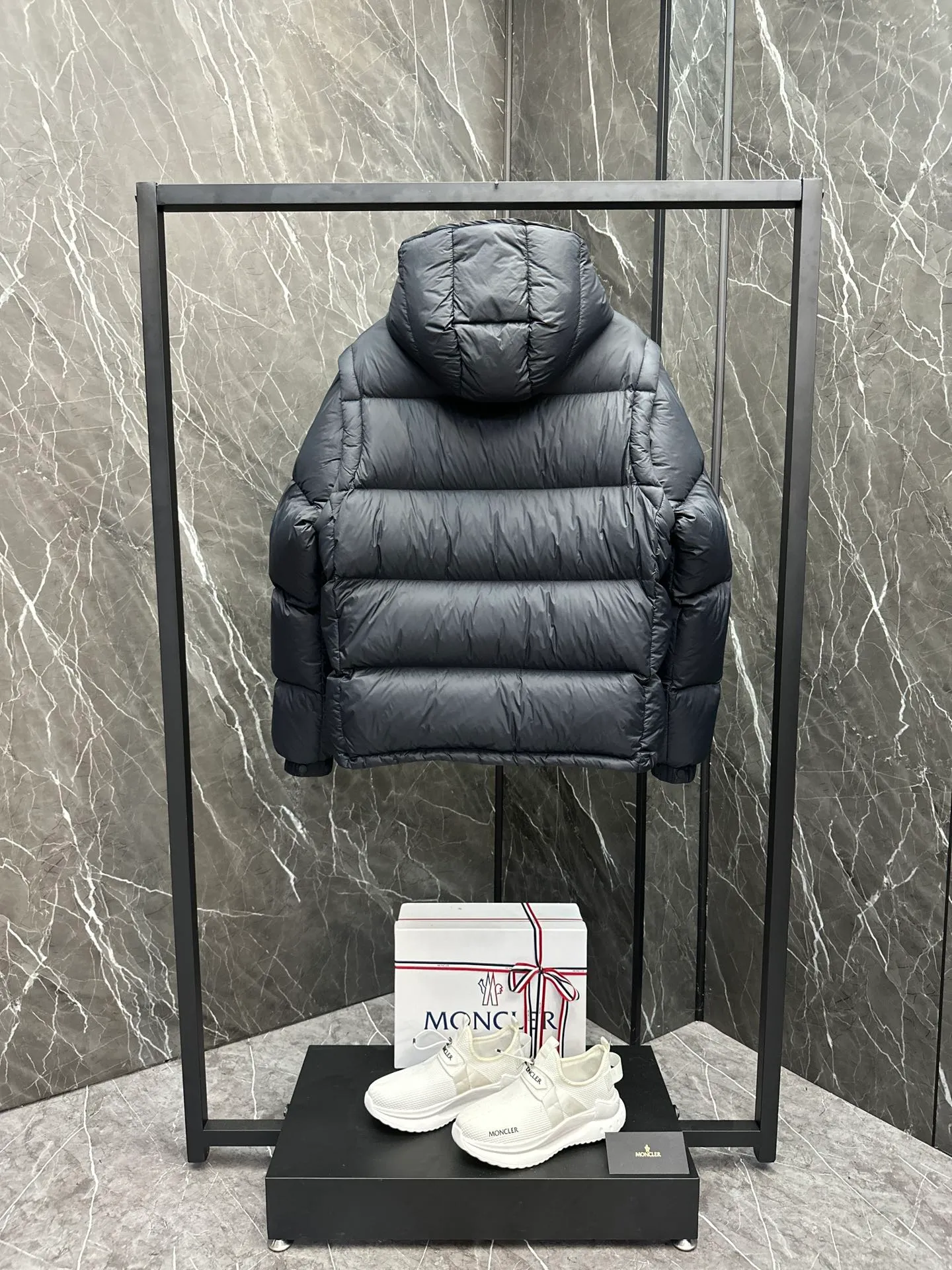 P860 Moncler Cyclone 2-in-1 down jacket. ⚠️Goose down filling, small size filling 320g➕, easy to wear in winter in one piece. Convertible/jacket/hooded vest/stand collar vest/hooded down jacket. The Cyclone down jacket comes with detachable sleeves and can be worn as a vest or jacket.  The Cyclone down jacket is a modern take on the classic silhouette of the 1980s, with a new, simple silhouette. This short down jacket is made from nylon and features easily removable sleeves, allowing you to convert the jacket into a vest. A removable hood and contrast lining complete the design. Details • Made of nylon fabric • Nylon laqué lining • Filled with down • Detachable hood and sleeves • Zipper and snap closure • Zipper pockets • Elastic cuffs • Elastic drawstring hem Size: 1-5 Dark Navy Chocolate 2 colors in Couple size.