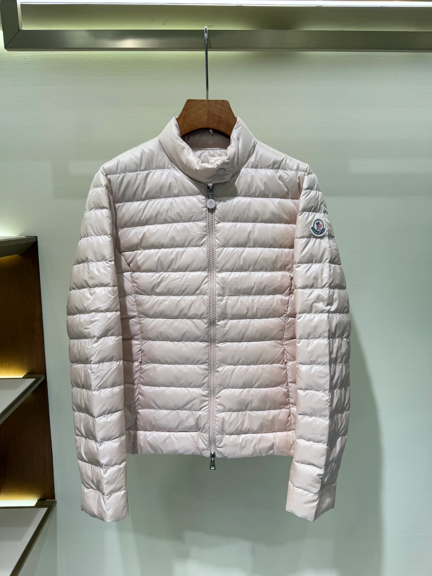 P1060 Moncler Igelle short down jacket for women. The Igelle down jacket is made of longve saison fabric and is suitable for mild weather. This nylon fabric is both warm and lightweight. Designed in a cropped silhouette, it has a slim fit and a nipped-in waist for a feminine silhouette. It is recommended to choose one size up.  Fabric: Made of longue saison fabric, Longue saison lining, filled with down (90 white goose down) Craftsmanship: zipper closure, zipper pockets, customized zigzag wool logo, customized clothing color matching hardware puller (supports NFC chip function) Color: pink black off-white Size: 1 2 3 4 4442040