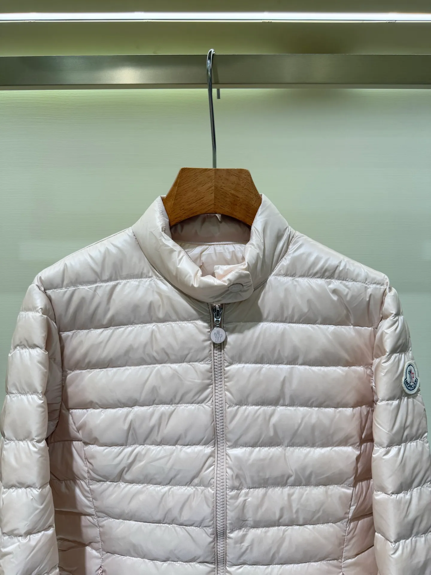 P1060 Moncler Igelle short down jacket for women. The Igelle down jacket is made of longve saison fabric and is suitable for mild weather. This nylon fabric is both warm and lightweight. Designed in a cropped silhouette, it has a slim fit and a nipped-in waist for a feminine silhouette. It is recommended to choose one size up.  Fabric: Made of longue saison fabric, Longue saison lining, filled with down (90 white goose down) Craftsmanship: zipper closure, zipper pockets, customized zigzag wool logo, customized clothing color matching hardware puller (supports NFC chip function) Color: pink black off-white Size: 1 2 3 4 4442040