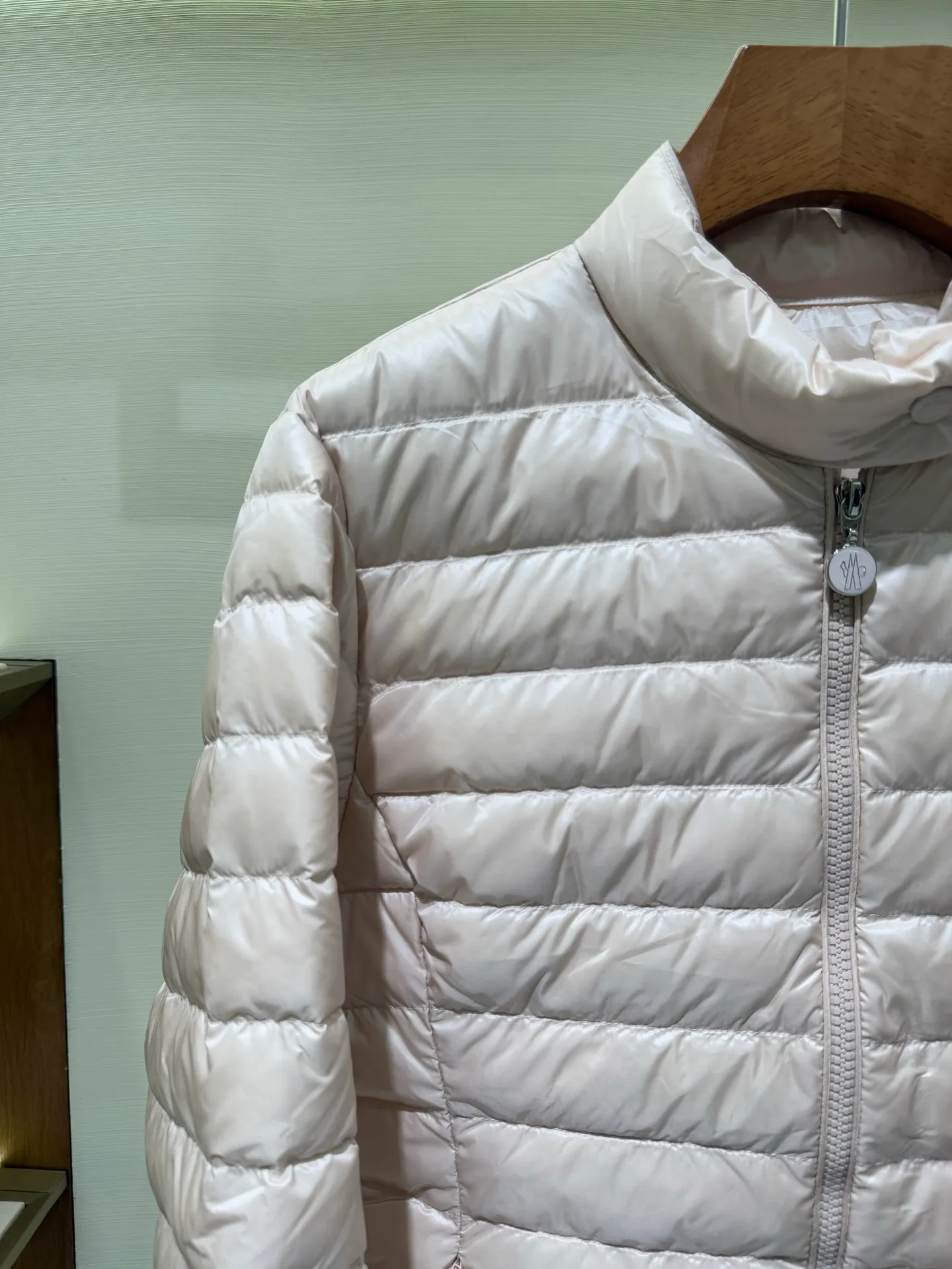 P1060 Moncler Igelle short down jacket for women. The Igelle down jacket is made of longve saison fabric and is suitable for mild weather. This nylon fabric is both warm and lightweight. Designed in a cropped silhouette, it has a slim fit and a nipped-in waist for a feminine silhouette. It is recommended to choose one size up.  Fabric: Made of longue saison fabric, Longue saison lining, filled with down (90 white goose down) Craftsmanship: zipper closure, zipper pockets, customized zigzag wool logo, customized clothing color matching hardware puller (supports NFC chip function) Color: pink black off-white Size: 1 2 3 4 4442040
