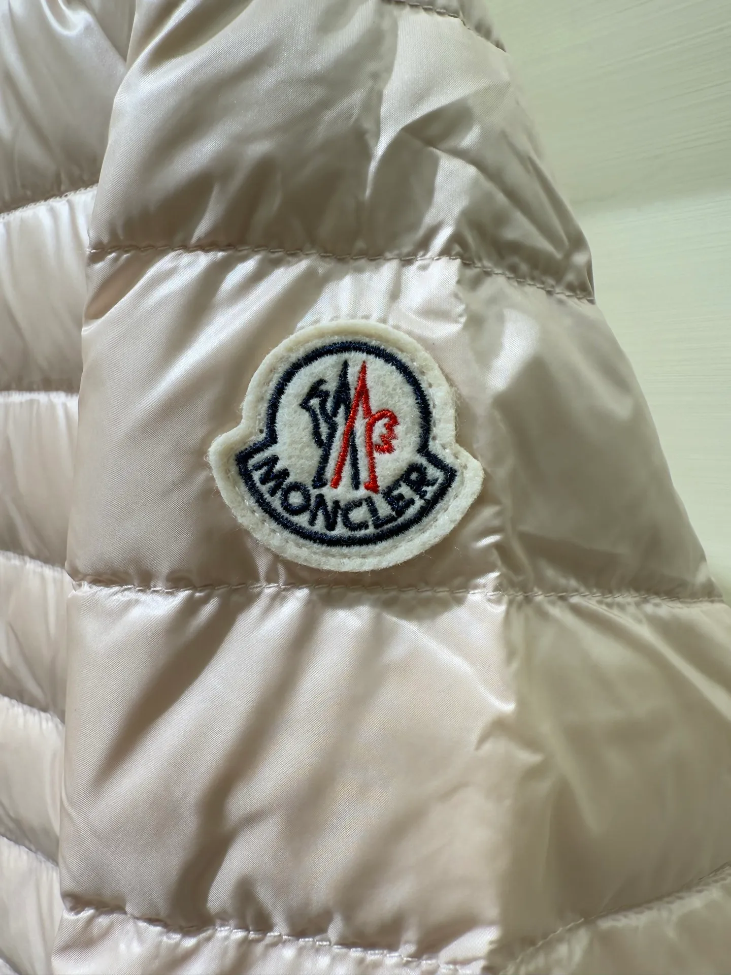P1060 Moncler Igelle short down jacket for women. The Igelle down jacket is made of longve saison fabric and is suitable for mild weather. This nylon fabric is both warm and lightweight. Designed in a cropped silhouette, it has a slim fit and a nipped-in waist for a feminine silhouette. It is recommended to choose one size up.  Fabric: Made of longue saison fabric, Longue saison lining, filled with down (90 white goose down) Craftsmanship: zipper closure, zipper pockets, customized zigzag wool logo, customized clothing color matching hardware puller (supports NFC chip function) Color: pink black off-white Size: 1 2 3 4 4442040