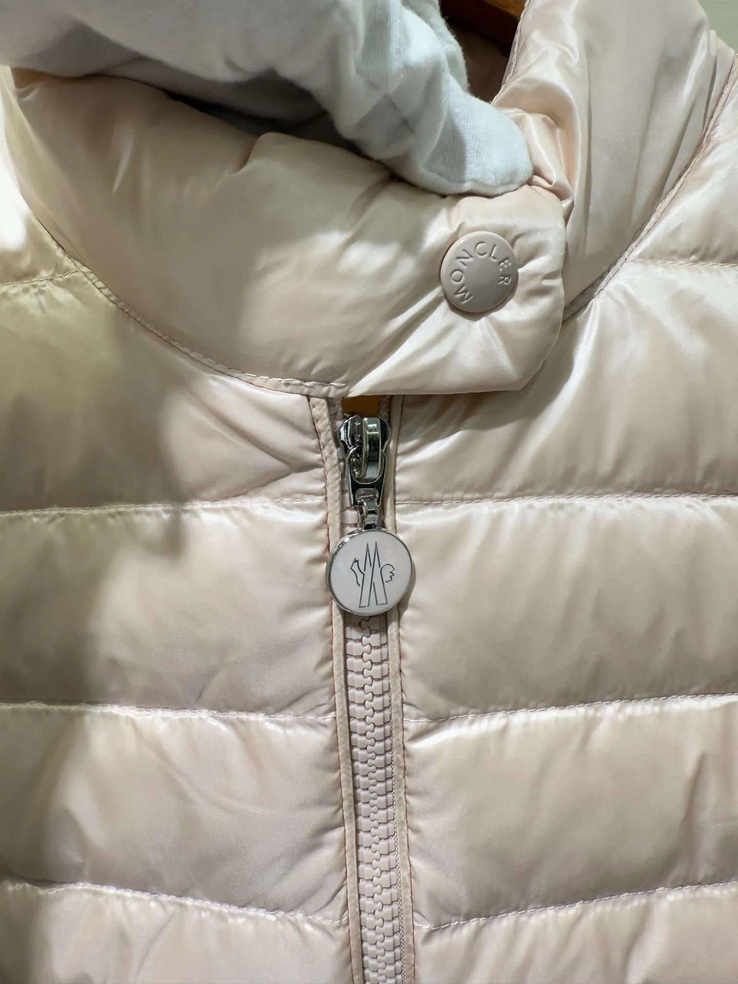 P1060 Moncler Igelle short down jacket for women. The Igelle down jacket is made of longve saison fabric and is suitable for mild weather. This nylon fabric is both warm and lightweight. Designed in a cropped silhouette, it has a slim fit and a nipped-in waist for a feminine silhouette. It is recommended to choose one size up.  Fabric: Made of longue saison fabric, Longue saison lining, filled with down (90 white goose down) Craftsmanship: zipper closure, zipper pockets, customized zigzag wool logo, customized clothing color matching hardware puller (supports NFC chip function) Color: pink black off-white Size: 1 2 3 4 4442040