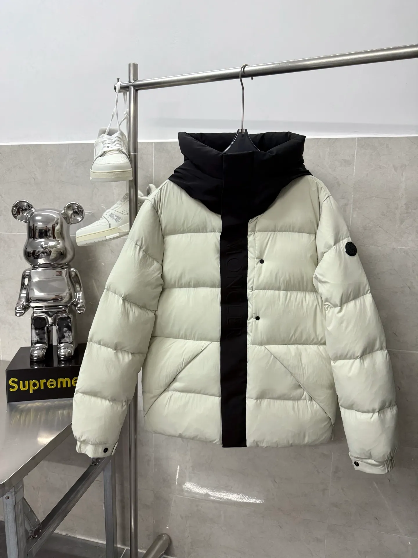 P860 Moncler Black Samurai three-dimensional embossed letter down jacket, autumn and winter new madeira. Black Samurai neck scarf hooded mid-length down jacket official website hard to find black and gray colors available in stock with 95% goose down filling. The Madeira down jacket is a common item in the functional wardrobe. It is made of Longuesaison nylon, providing excellent warmth and light comfort. Presented in calm neutral tones with a relaxed fit Color: Black Gray White Size: 12345