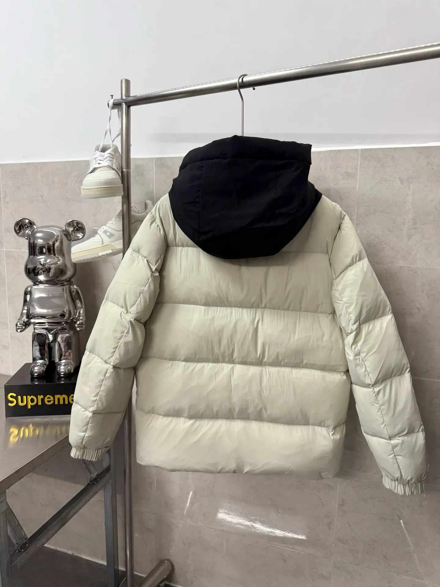 P860 Moncler Black Samurai three-dimensional embossed letter down jacket, autumn and winter new madeira. Black Samurai neck scarf hooded mid-length down jacket official website hard to find black and gray colors available in stock with 95% goose down filling. The Madeira down jacket is a common item in the functional wardrobe. It is made of Longuesaison nylon, providing excellent warmth and light comfort. Presented in calm neutral tones with a relaxed fit Color: Black Gray White Size: 12345