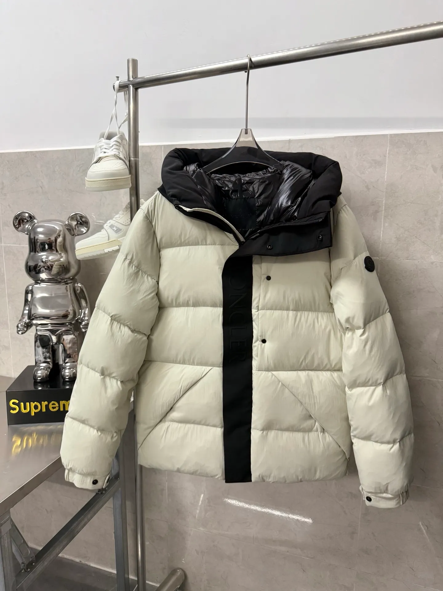 P860 Moncler Black Samurai three-dimensional embossed letter down jacket, autumn and winter new madeira. Black Samurai neck scarf hooded mid-length down jacket official website hard to find black and gray colors available in stock with 95% goose down filling. The Madeira down jacket is a common item in the functional wardrobe. It is made of Longuesaison nylon, providing excellent warmth and light comfort. Presented in calm neutral tones with a relaxed fit Color: Black Gray White Size: 12345