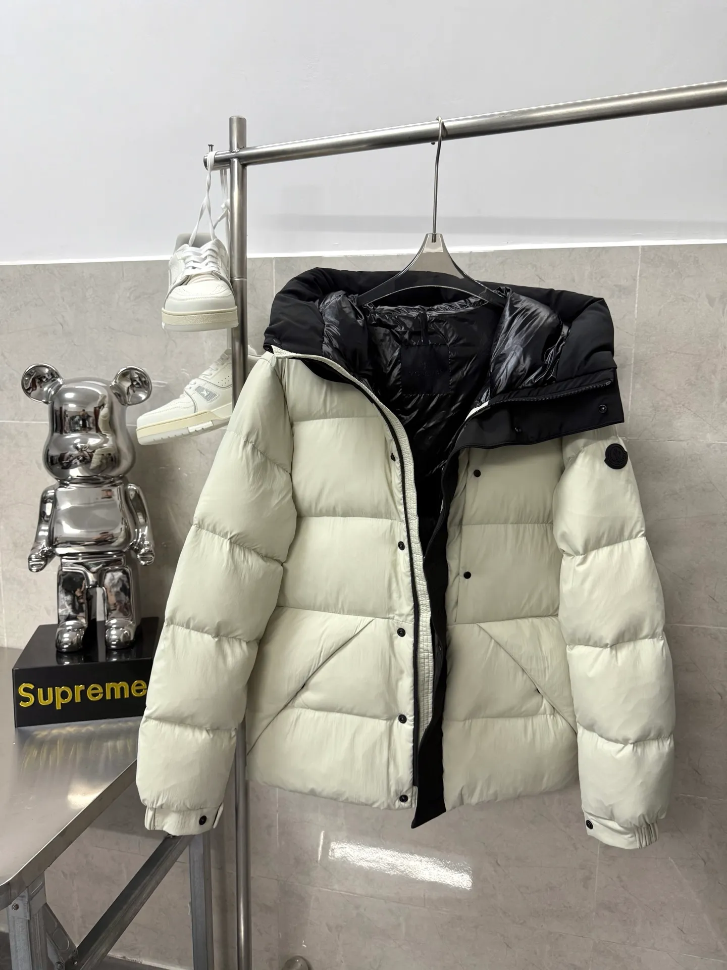 P860 Moncler Black Samurai three-dimensional embossed letter down jacket, autumn and winter new madeira. Black Samurai neck scarf hooded mid-length down jacket official website hard to find black and gray colors available in stock with 95% goose down filling. The Madeira down jacket is a common item in the functional wardrobe. It is made of Longuesaison nylon, providing excellent warmth and light comfort. Presented in calm neutral tones with a relaxed fit Color: Black Gray White Size: 12345