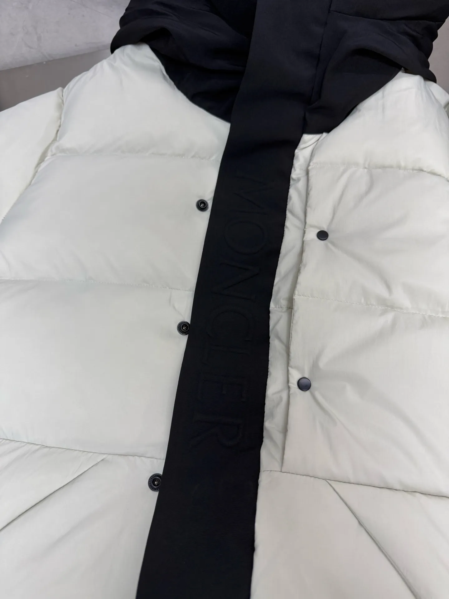 P860 Moncler Black Samurai three-dimensional embossed letter down jacket, autumn and winter new madeira. Black Samurai neck scarf hooded mid-length down jacket official website hard to find black and gray colors available in stock with 95% goose down filling. The Madeira down jacket is a common item in the functional wardrobe. It is made of Longuesaison nylon, providing excellent warmth and light comfort. Presented in calm neutral tones with a relaxed fit Color: Black Gray White Size: 12345