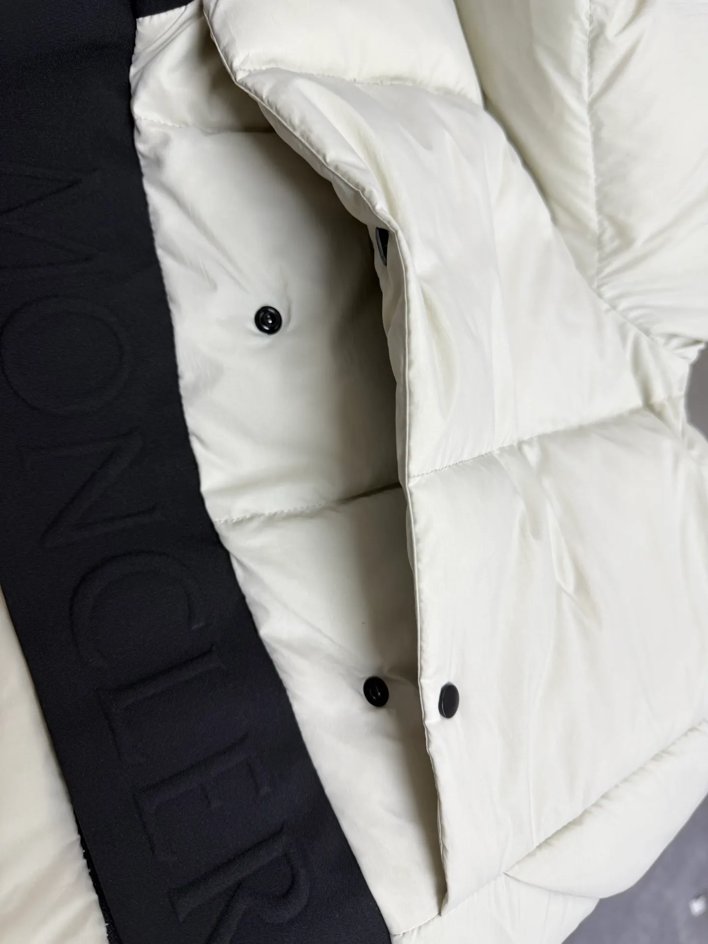 P860 Moncler Black Samurai three-dimensional embossed letter down jacket, autumn and winter new madeira. Black Samurai neck scarf hooded mid-length down jacket official website hard to find black and gray colors available in stock with 95% goose down filling. The Madeira down jacket is a common item in the functional wardrobe. It is made of Longuesaison nylon, providing excellent warmth and light comfort. Presented in calm neutral tones with a relaxed fit Color: Black Gray White Size: 12345