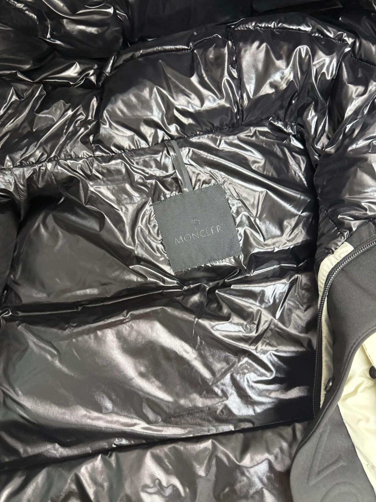 P860 Moncler Black Samurai three-dimensional embossed letter down jacket, autumn and winter new madeira. Black Samurai neck scarf hooded mid-length down jacket official website hard to find black and gray colors available in stock with 95% goose down filling. The Madeira down jacket is a common item in the functional wardrobe. It is made of Longuesaison nylon, providing excellent warmth and light comfort. Presented in calm neutral tones with a relaxed fit Color: Black Gray White Size: 12345