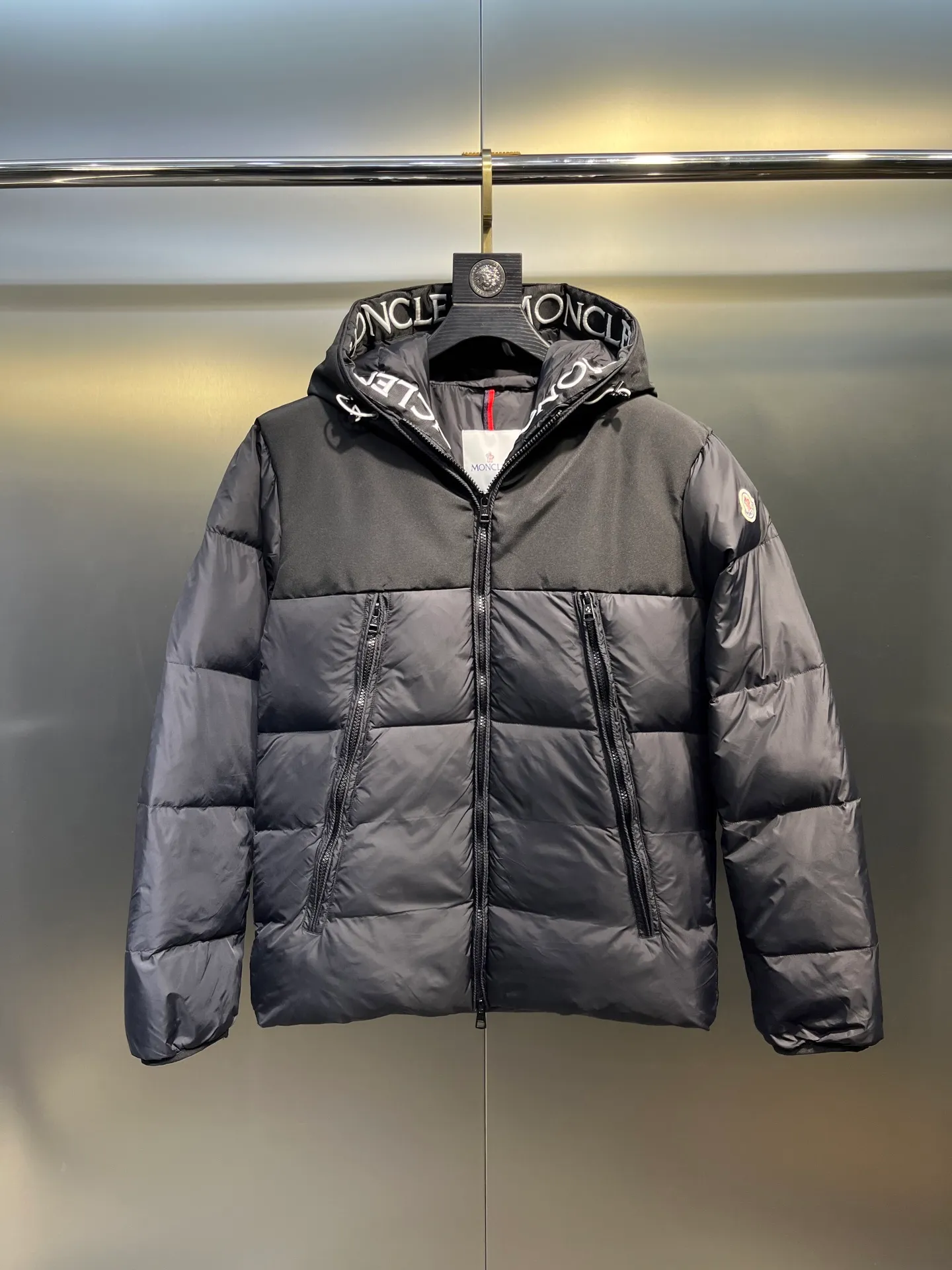 P780 moncler 🌟Large webbing embroidered letters down jacket, upgraded logo with induction anti-counterfeiting, the latest NFC anti-counterfeiting technology, the same style, filled with 90 white duck down fluffy and full, customer-supplied fabrics, original hardware molding, placket with large letters embroidered webbing binding, same style for men and women. Color code number: 1 2 3 4 5
