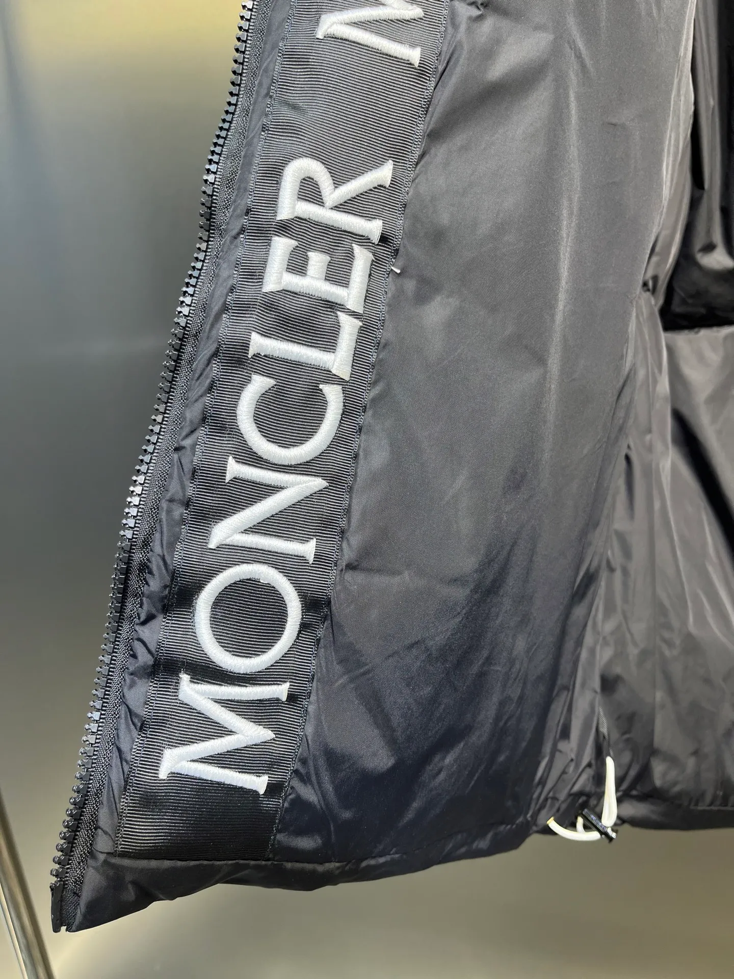P780 moncler 🌟Large webbing embroidered letters down jacket, upgraded logo with induction anti-counterfeiting, the latest NFC anti-counterfeiting technology, the same style, filled with 90 white duck down fluffy and full, customer-supplied fabrics, original hardware molding, placket with large letters embroidered webbing binding, same style for men and women. Color code number: 1 2 3 4 5