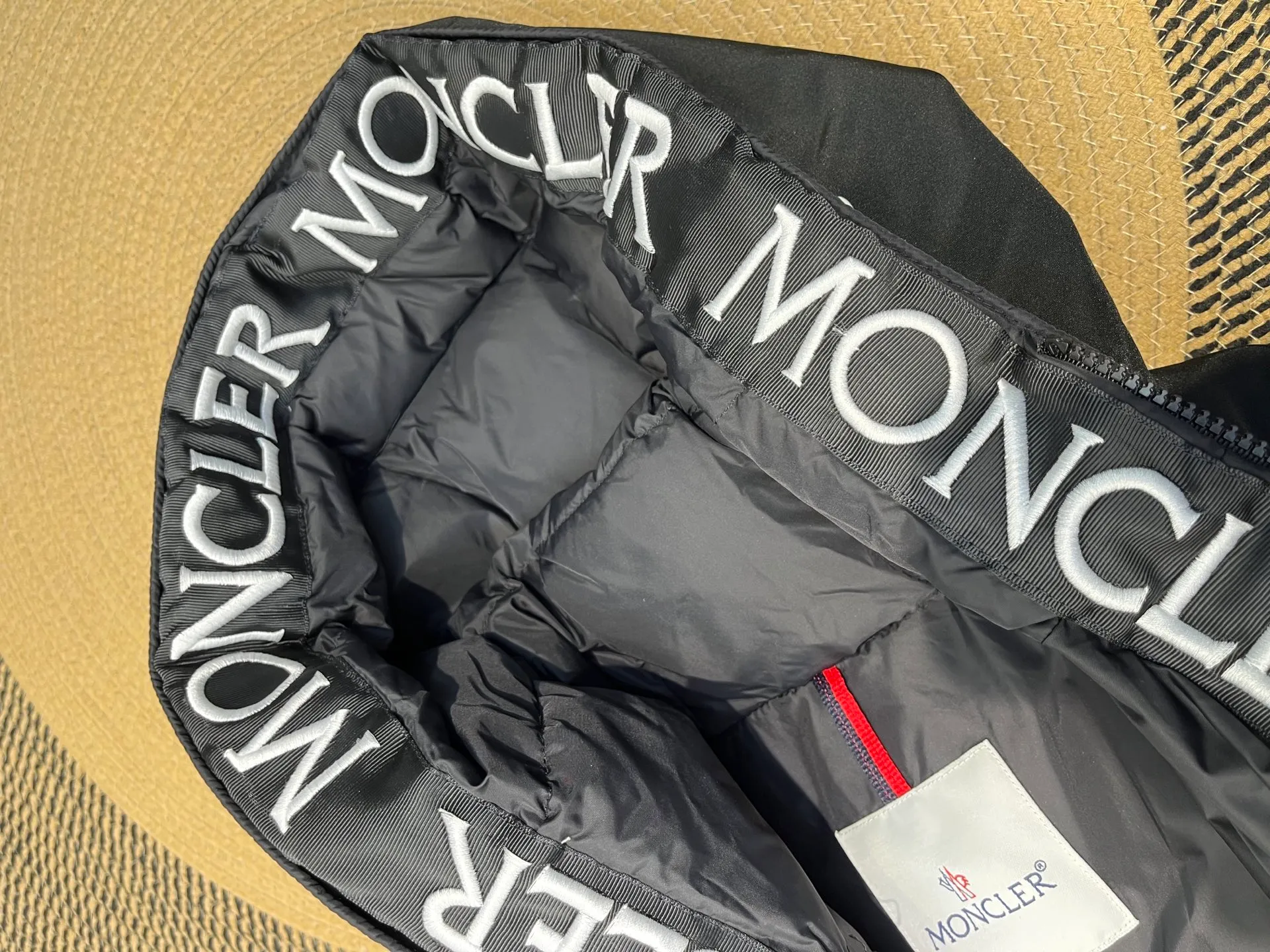 P780 moncler 🌟Large webbing embroidered letters down jacket, upgraded logo with induction anti-counterfeiting, the latest NFC anti-counterfeiting technology, the same style, filled with 90 white duck down fluffy and full, customer-supplied fabrics, original hardware molding, placket with large letters embroidered webbing binding, same style for men and women. Color code number: 1 2 3 4 5