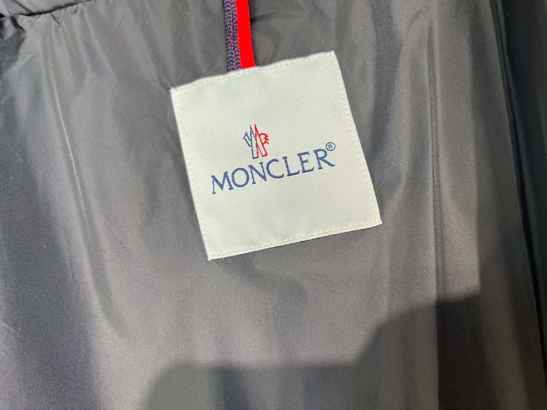 P780 moncler 🌟Large webbing embroidered letters down jacket, upgraded logo with induction anti-counterfeiting, the latest NFC anti-counterfeiting technology, the same style, filled with 90 white duck down fluffy and full, customer-supplied fabrics, original hardware molding, placket with large letters embroidered webbing binding, same style for men and women. Color code number: 1 2 3 4 5