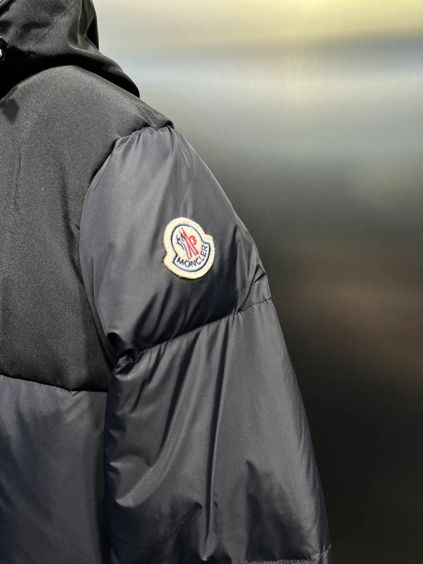 P780 moncler 🌟Large webbing embroidered letters down jacket, upgraded logo with induction anti-counterfeiting, the latest NFC anti-counterfeiting technology, the same style, filled with 90 white duck down fluffy and full, customer-supplied fabrics, original hardware molding, placket with large letters embroidered webbing binding, same style for men and women. Color code number: 1 2 3 4 5