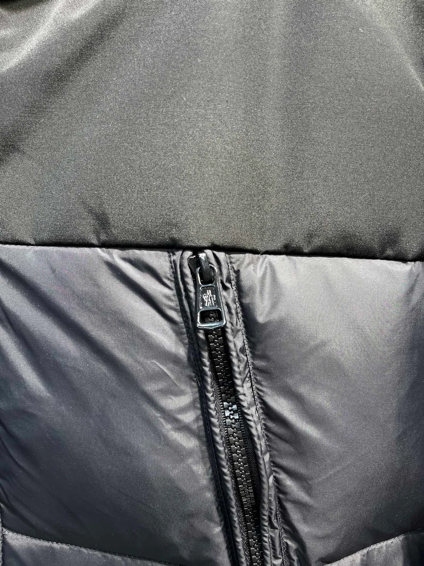 P780 moncler 🌟Large webbing embroidered letters down jacket, upgraded logo with induction anti-counterfeiting, the latest NFC anti-counterfeiting technology, the same style, filled with 90 white duck down fluffy and full, customer-supplied fabrics, original hardware molding, placket with large letters embroidered webbing binding, same style for men and women. Color code number: 1 2 3 4 5