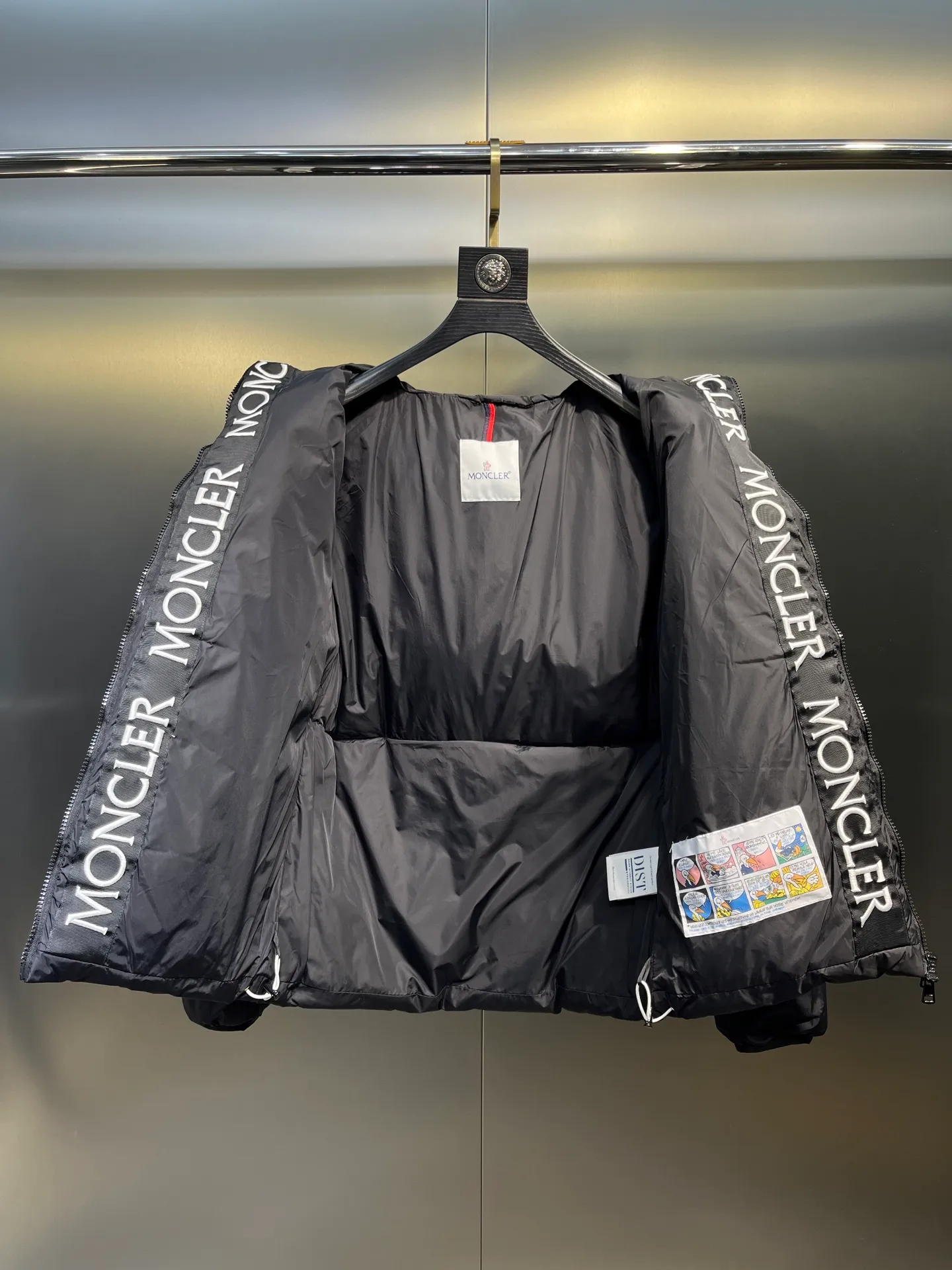 P780 moncler 🌟Large webbing embroidered letters down jacket, upgraded logo with induction anti-counterfeiting, the latest NFC anti-counterfeiting technology, the same style, filled with 90 white duck down fluffy and full, customer-supplied fabrics, original hardware molding, placket with large letters embroidered webbing binding, same style for men and women. Color code number: 1 2 3 4 5