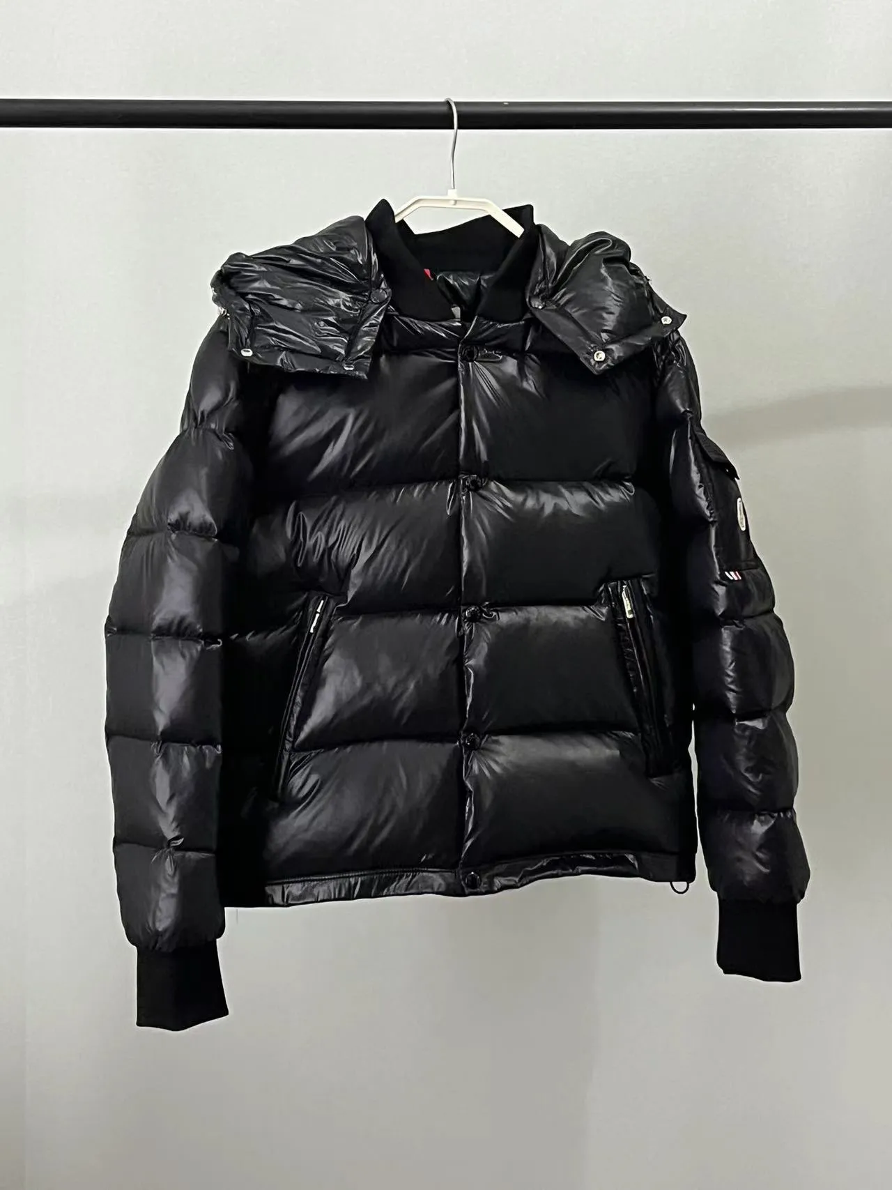 P920 ⬆️🆕❤️2️⃣0️⃣2️⃣4️⃣🆕MONCLER, the latest winter model, couple model, is on sale simultaneously on the official website! This down jacket has a great sense of design and looks, and you can buy it directly with quality control. It’s a high-end product that you can’t go wrong with! Simple and elegant design~Classic flap pocket design on the sleeves and arms~The overall design makes this dress unique!   It is made of imported high-tech fabrics and is filled with white duck down. The texture and shape of the fabric are exquisite. You can feel its powerful aura through the detailed pictures. It also has superior handsomeness and thermal performance, making it easy to wear in various occasions! With polythermal insulation, you don’t have to worry about a little chill! It shows off the style and is also very warm at the same time (hat 🉑removable)~ Color: Black Red Gray Size: 1-2-3-4-5 (M~3XL)